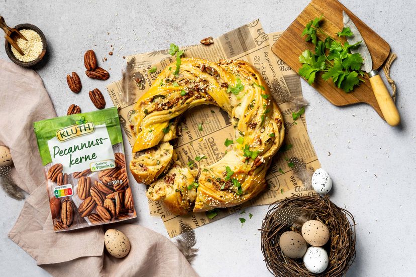 Herzhafter Hefekranz mit Pecannuss-Frischkäsefüllung