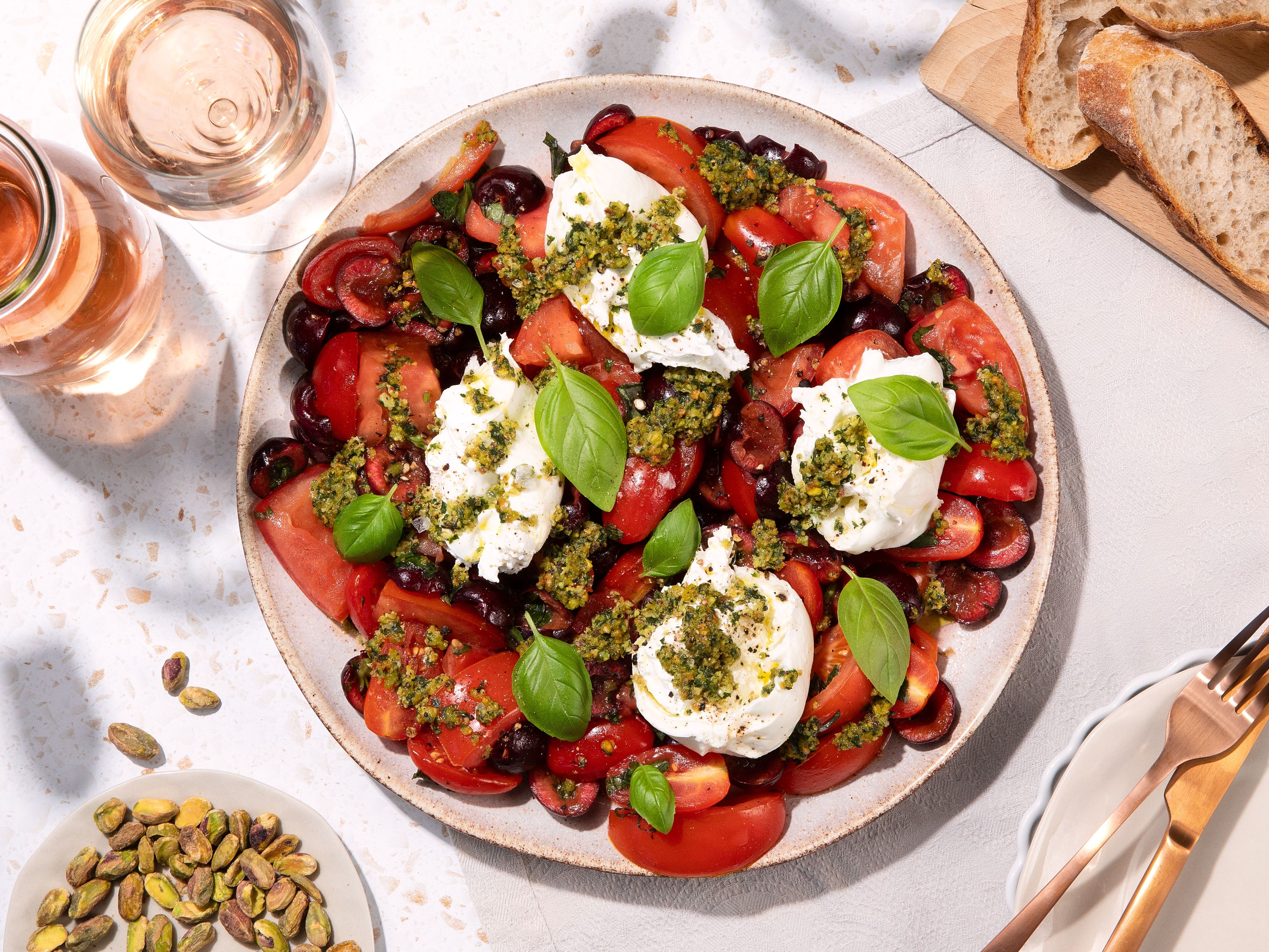 Tomaten-Kirsch-Salat mit Burrata und Pistazienpesto