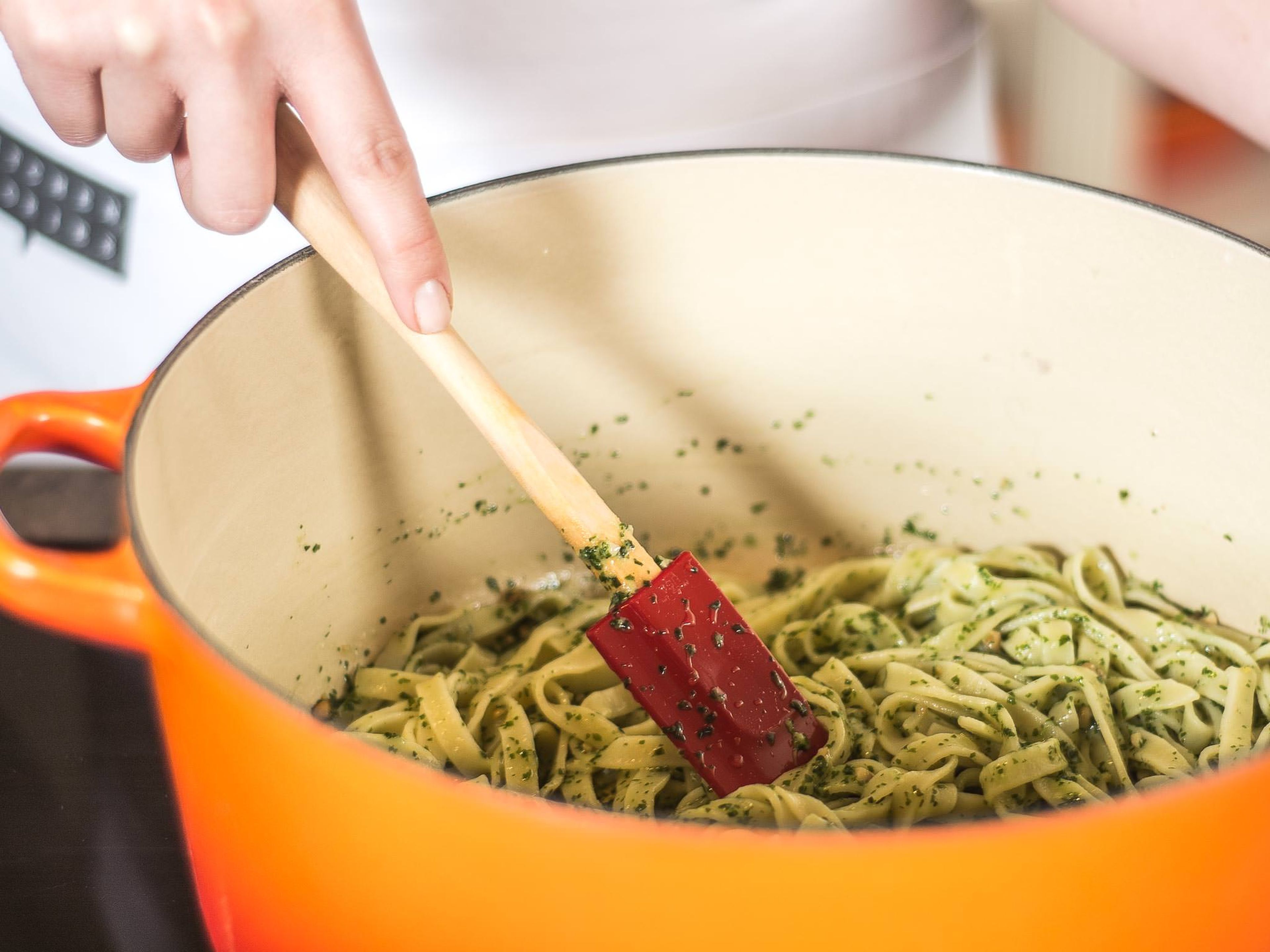 Die Tagliatelle anschließend im Pesto schwenken. Hierfür gern den zuvor genutzten Nudeltopf verwenden. Zum Servieren den geschnittenen Bresaola auf der Pasta verteilen.