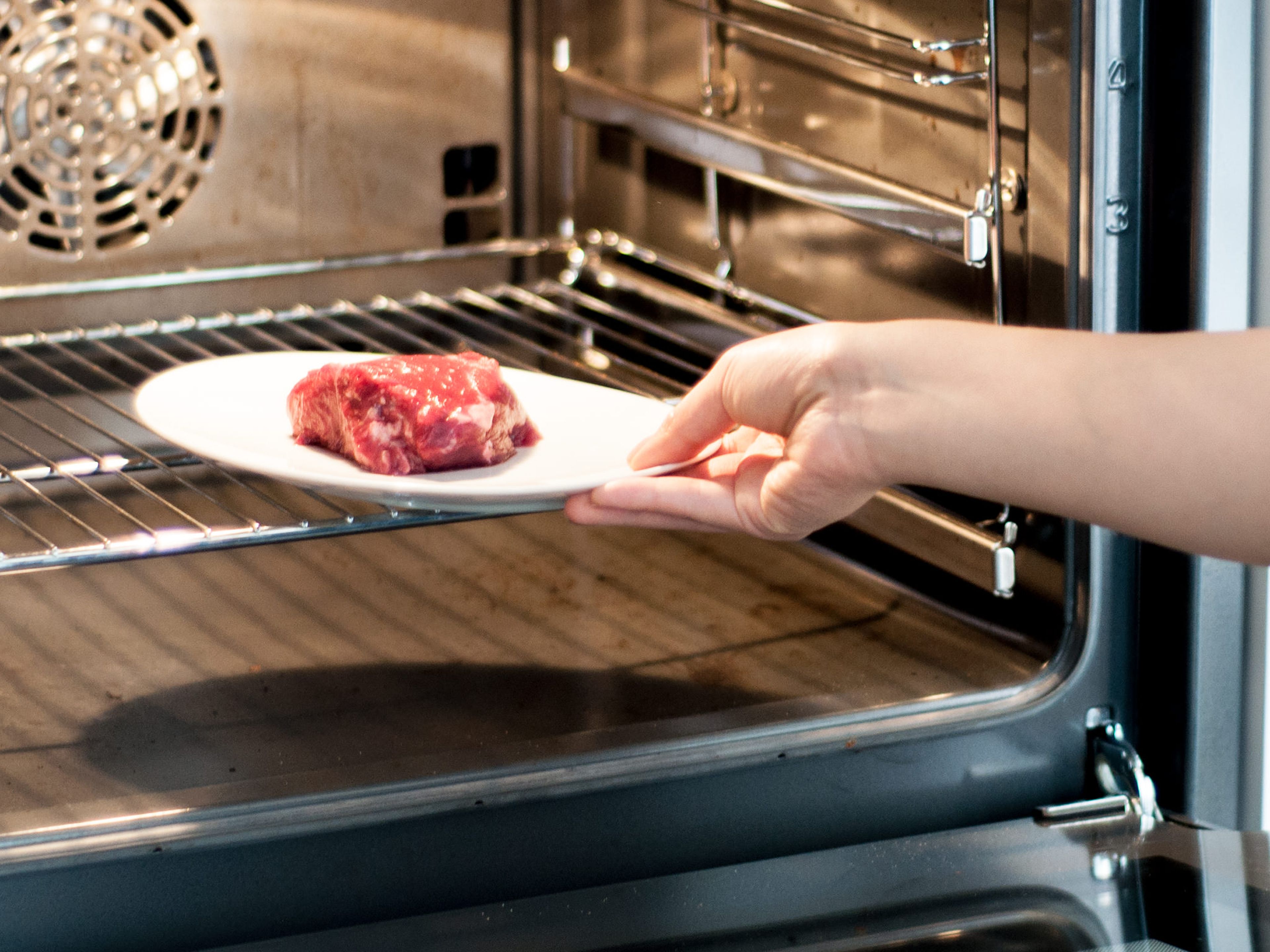 Steak im Backofen bei 60°C ca. 10 - 15 Min. vorgaren.