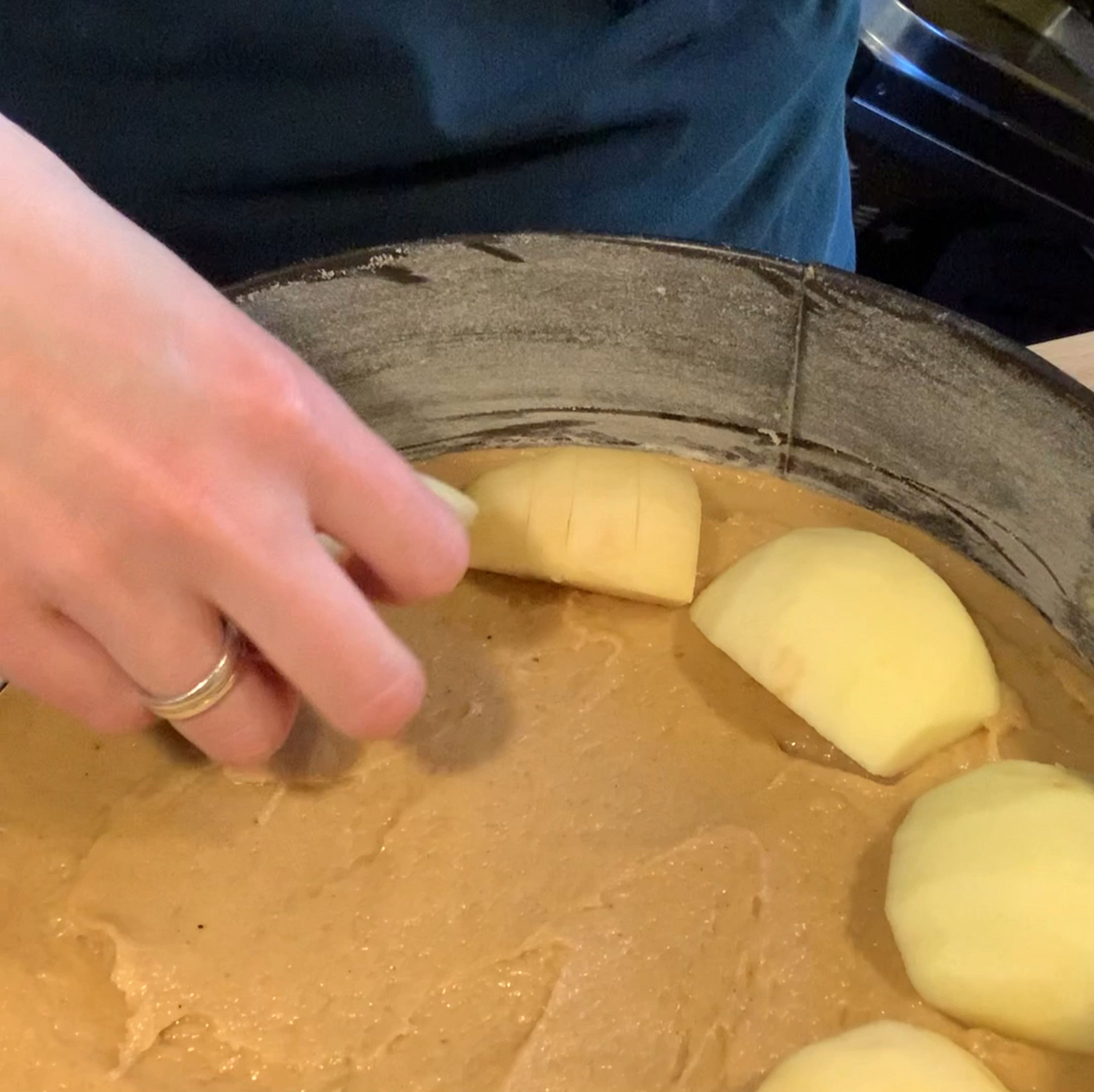 Apfelstücke auf dem Teig verteilen. Die Wölbung nach oben. Ab in den Ofen, bei 180 Grad Ober- Unterhitze 45 min backen lassen.
