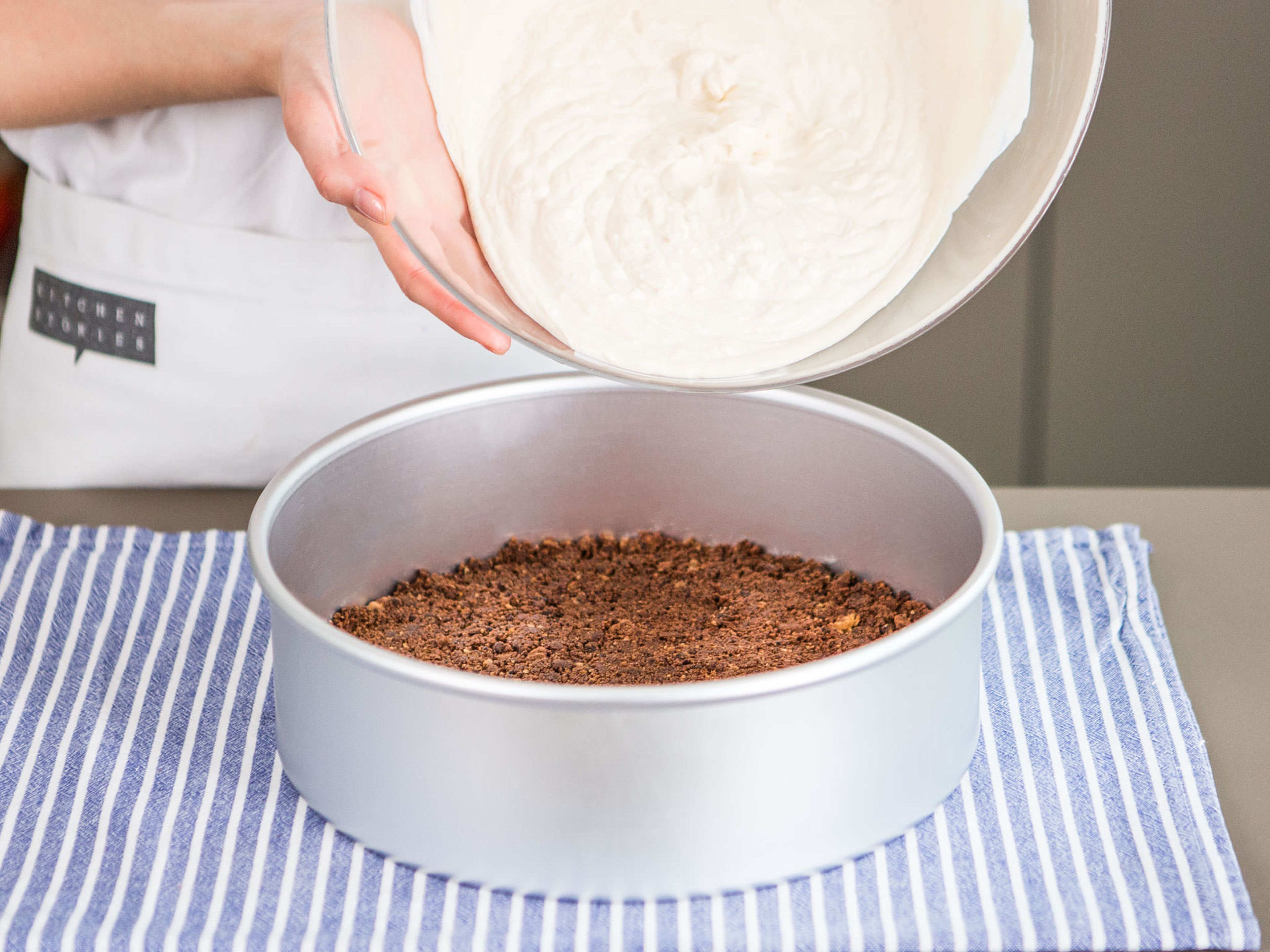 Cookiebrösel in eine runde Backform geben und sorgfältig und fest andrücken, um den Kuchenboden zu formen. Für ca 10 - 15 Min. kalt stellen. Währenddessen Joghurt, Frischkäse und Baileys in einer großen Schüssel mixen. Die Gelatine aufkochen und mit braunem Zucker verrühren. Unter die Frischkäse-Masse heben. Kuchenboden aus dem Kühlschrank nehmen und Joghurt-Frischkäse-Masse hinzugeben. Die Form vorsichtig auf die Arbeitsfläche klopfen um Luftbläschen freizugeben. Ca. 3 - 4 Stunden im Kühlschrank ruhen lassen.