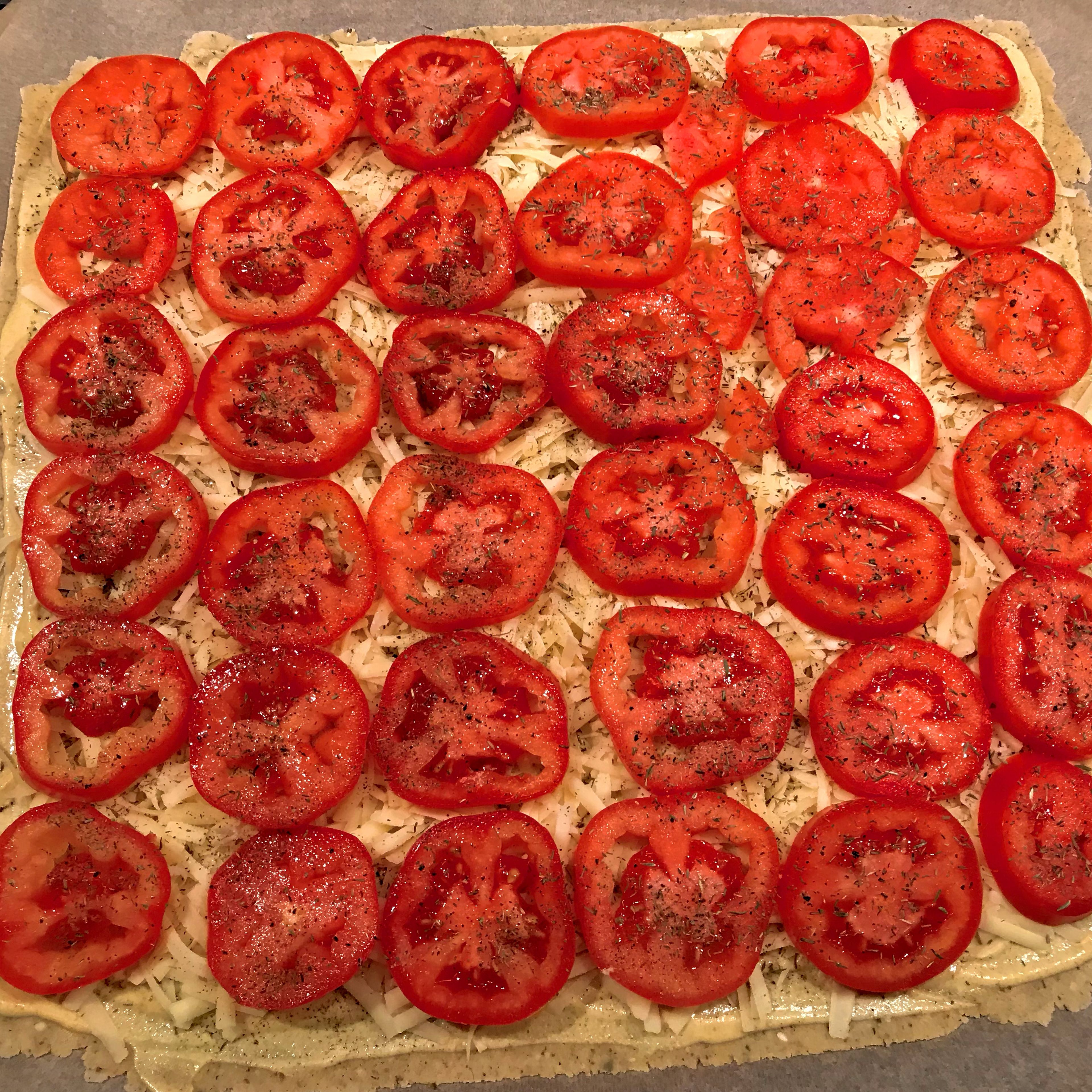 Die Tarte mit den Tomaten belegen und mit getrocknetem Thymian bestreuen. Die Tarte in den vorgeheizten Ofen bei 200°C Ober-Unterhitze schieben und ca. 20-25 Min. backen.