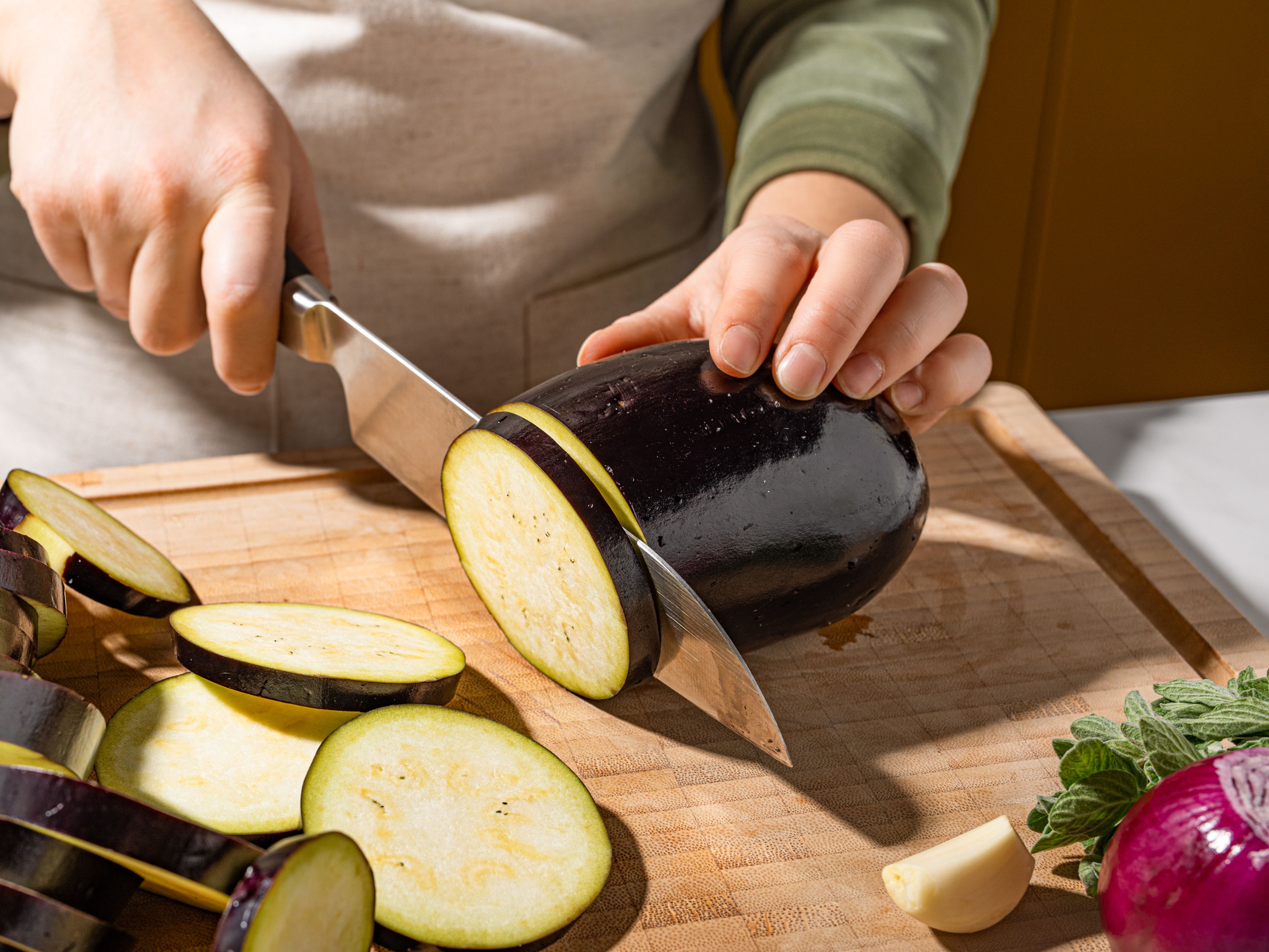 Slice the eggplant into thick rounds. Transfer to a large bowl, add salt and let sit for 30 min. Chop onions and garlic into cubes. Finely chop oregano. Slice the cooked potatoes.