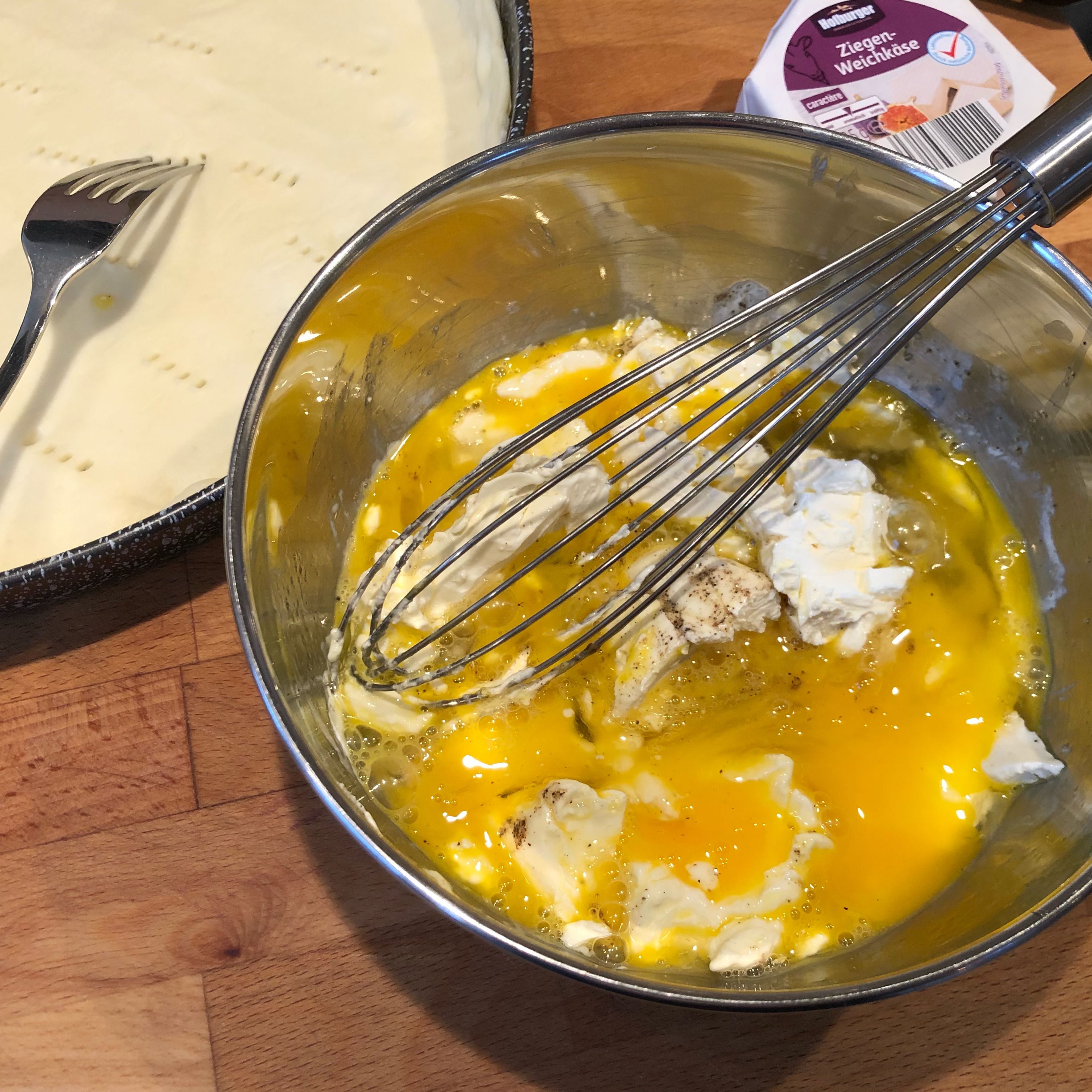 Eier und Mascarpone in einer Schüssel vermengen, mit 1 TL Salz und Pfeffer leicht würzen. Ziegenkäse in Stücke oder Scheiben schneiden, je nach Form des Käses. Wer es kräftig mag, kann auch einen reiferen Ziegenkäse wählen. Wenn der Cookit fertig ist, den Rotkohl in ein Sieb geben und kurz abkühlen lassen. Backofen auf 180°C Ober-/Unterhitze oder 170°C Heißluftkombihitze vorheizen.