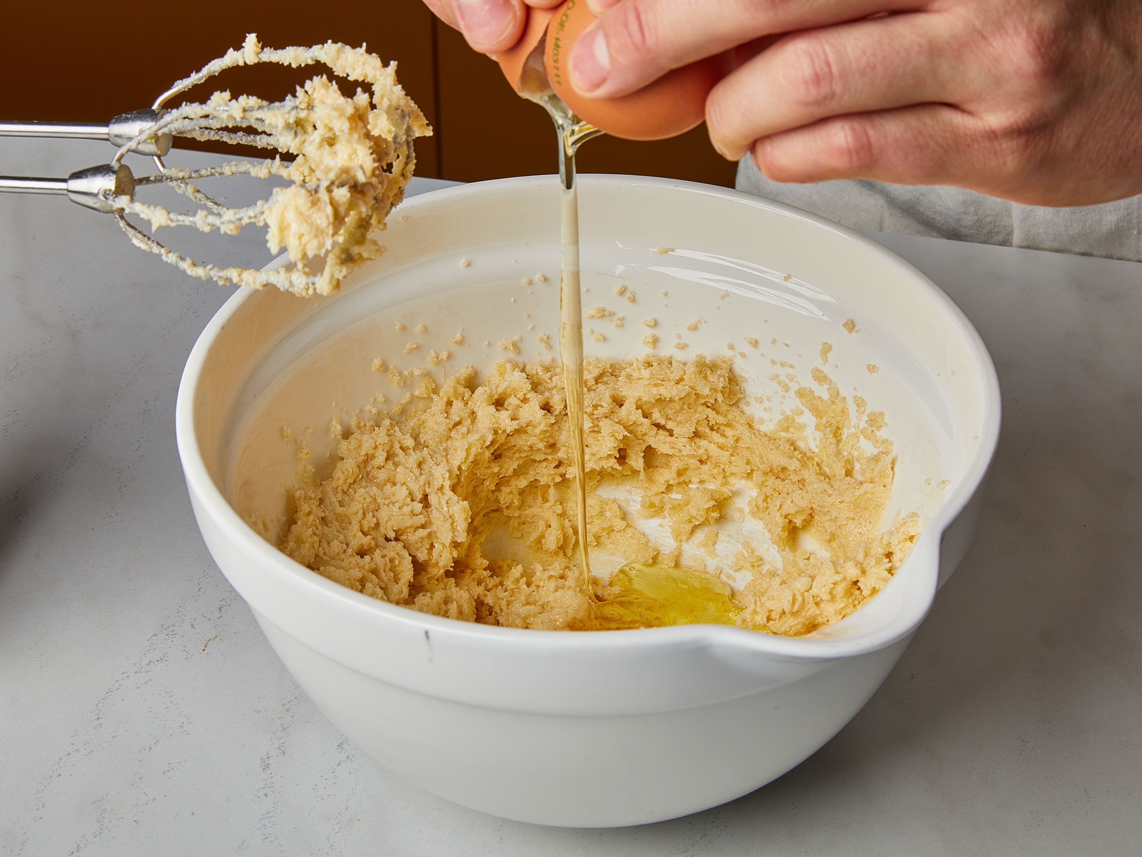 In a large bowl, add butter, both types of sugar and the vanilla extract. Use a hand mixer to beat for approx. 5–7 min. until light and fluffy. Add the egg and beat together with the cream. Carefully fold in the flour and orange zest until everything is evenly mixed.
