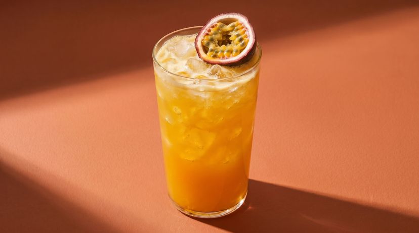 Fruchtiger Solero-Cocktail mit Wodka und Maracuja