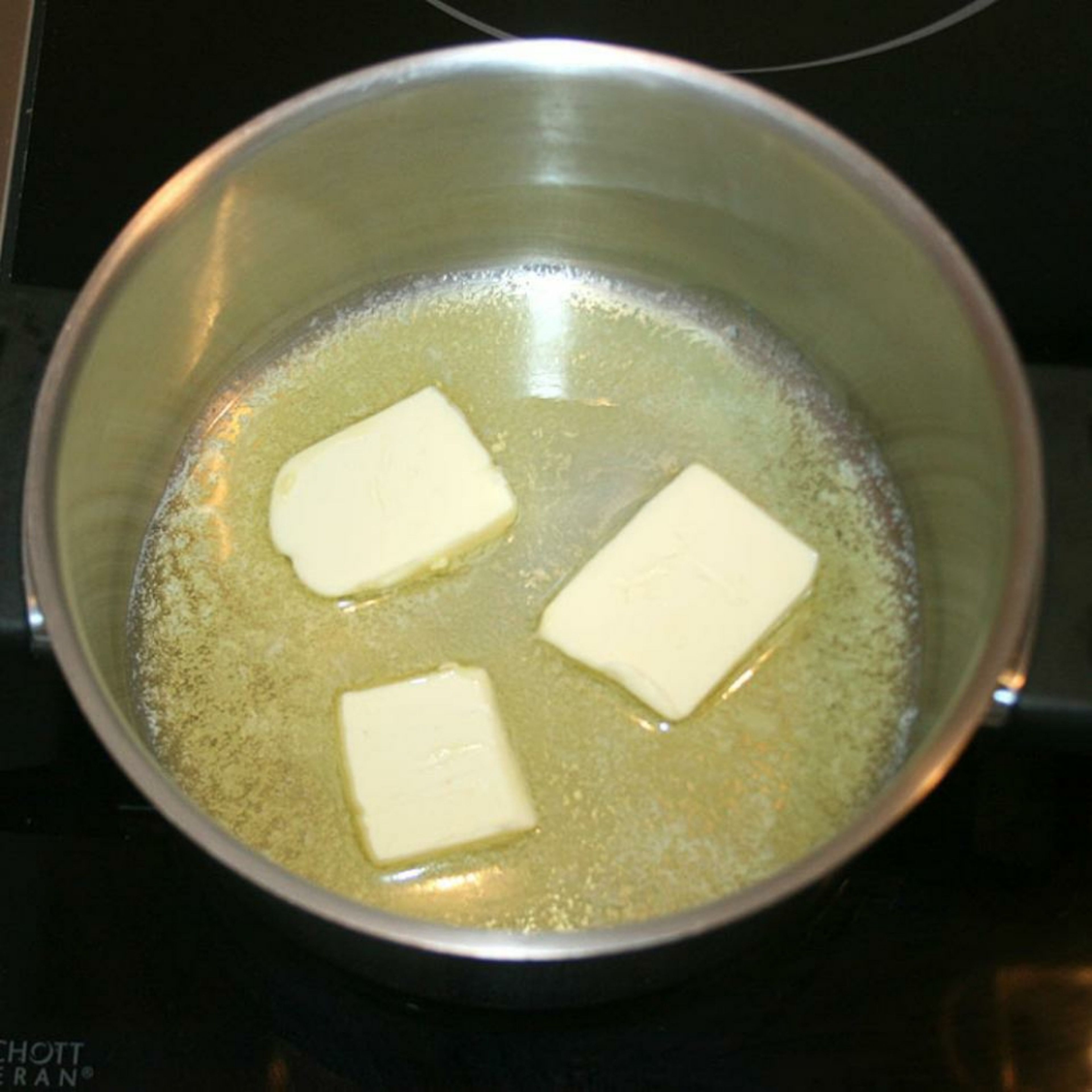 Den Butter schmelzen (wenn noch nicht geschehen)