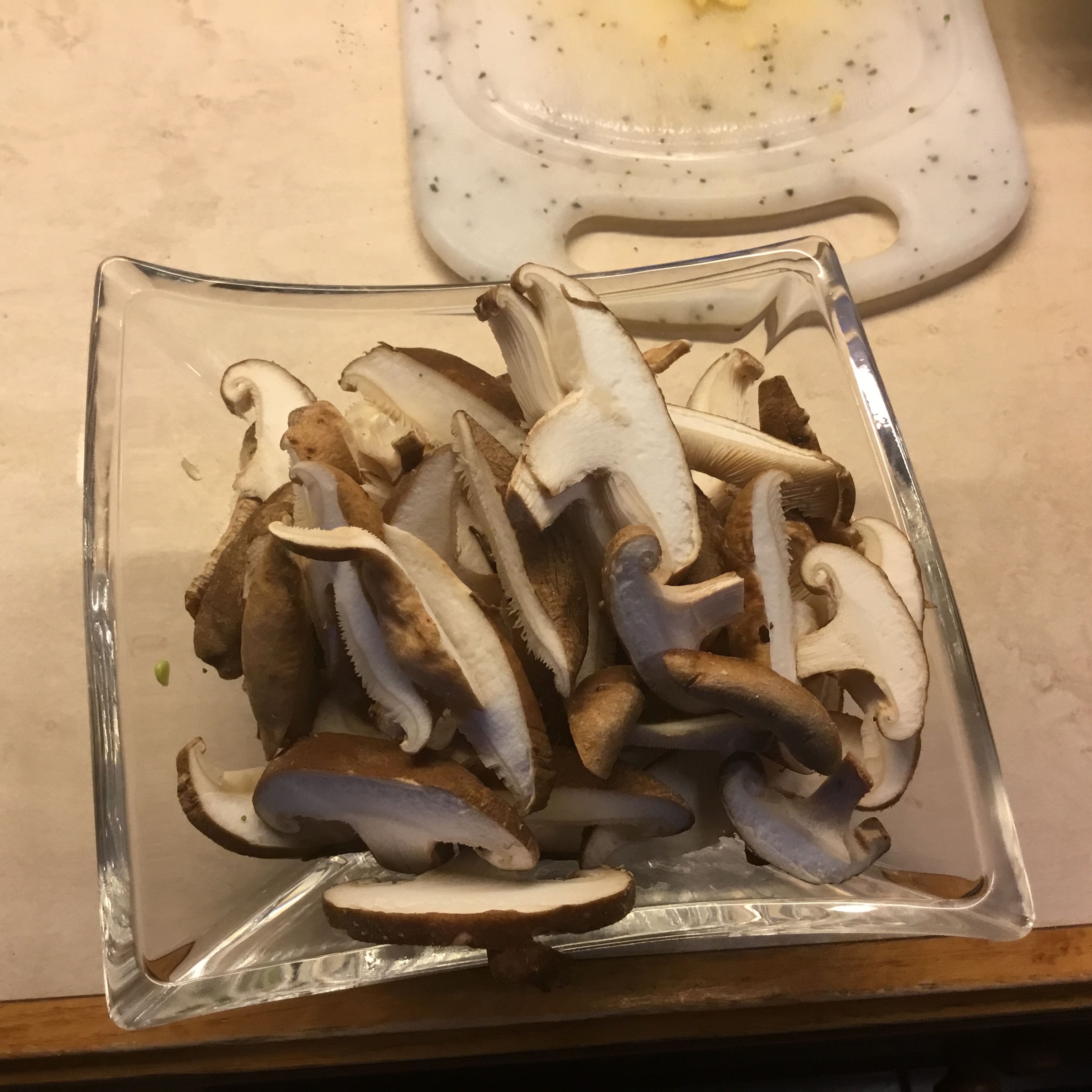 Shitake-Pilze in Scheiben schneiden.