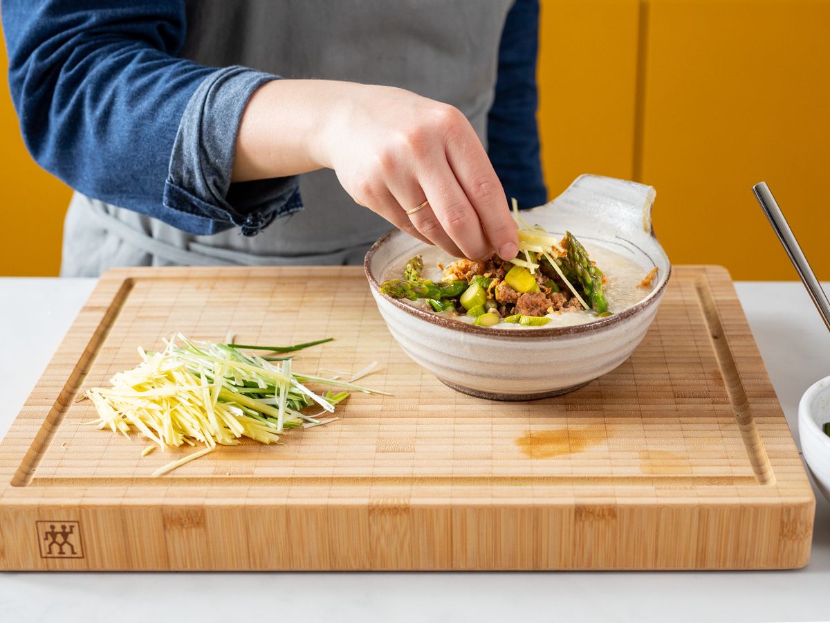 Congee with ground pork and asparagus | Recipe | Kitchen Stories