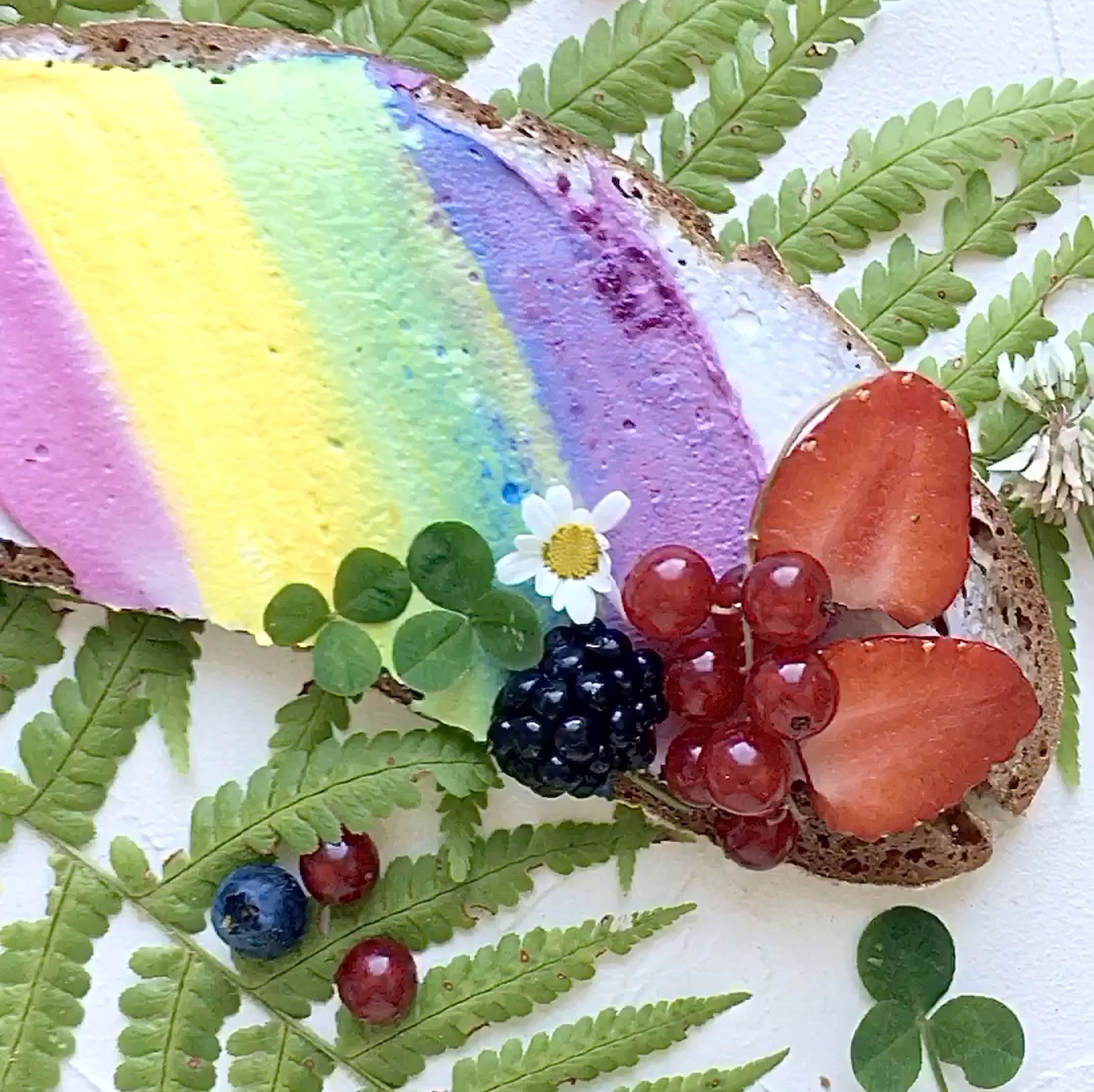 Stecht mit einem Plätzchenausstecher Schmetterlinge aus (meine sind aus Mango und weißer Drachenfrucht, alternativ könnt ihr auch Gurke, Apfel, Birne etc. nehmen). Dekoriert eure Brote mit euren Lieblingsfrüchten: Erdbeeren, Johannisbeeren, Himbeeren, Blaubeeren, Brombeeren, Kiwis, essbare Margeriten und Kleeblätter,