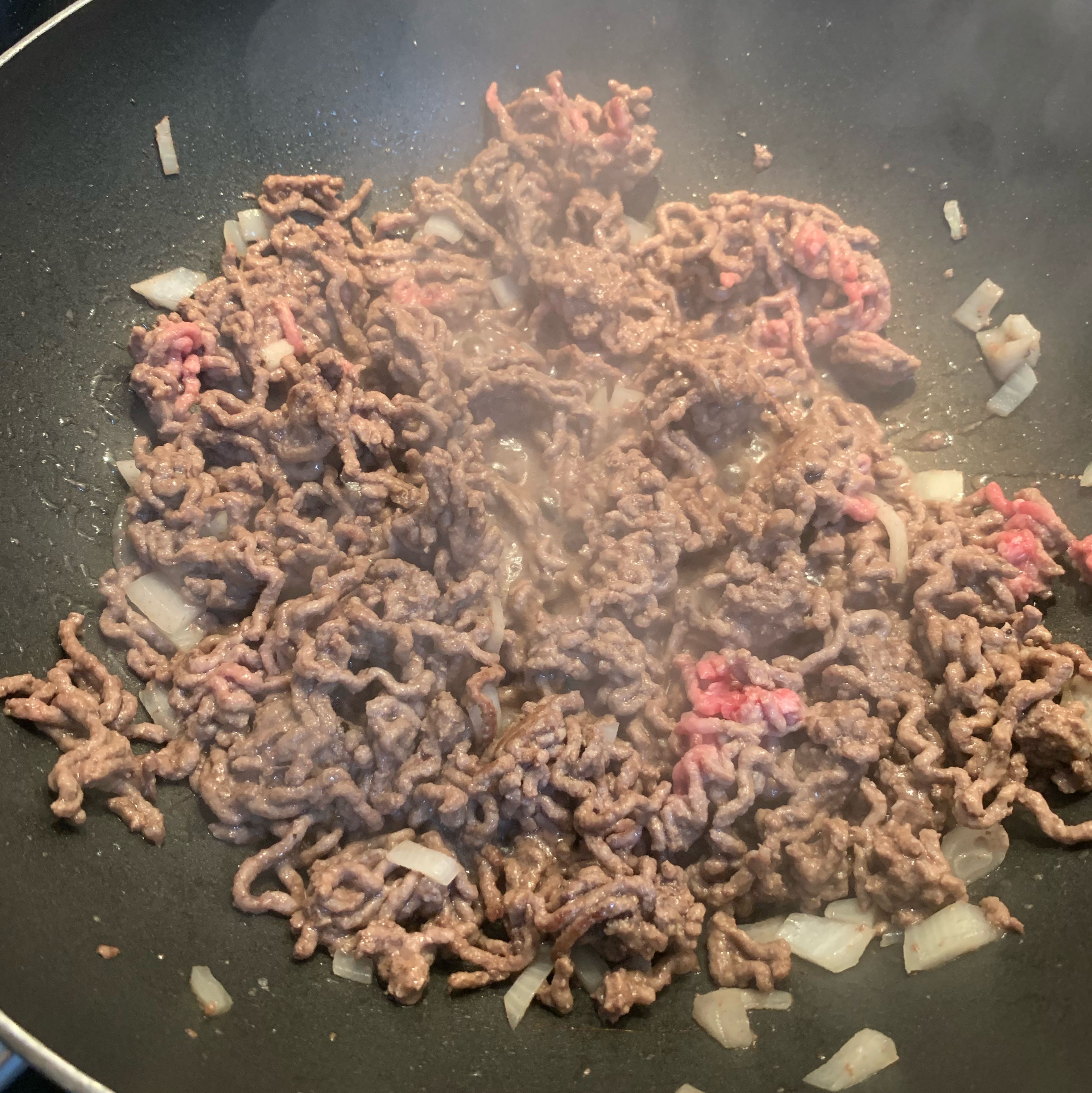 Start cooking the steak mince in a little bit of oil, adding half of an onion cut in pieces which will add an amazing flavour to the meat. Also season with a pinch of pepper, salt and parsley.