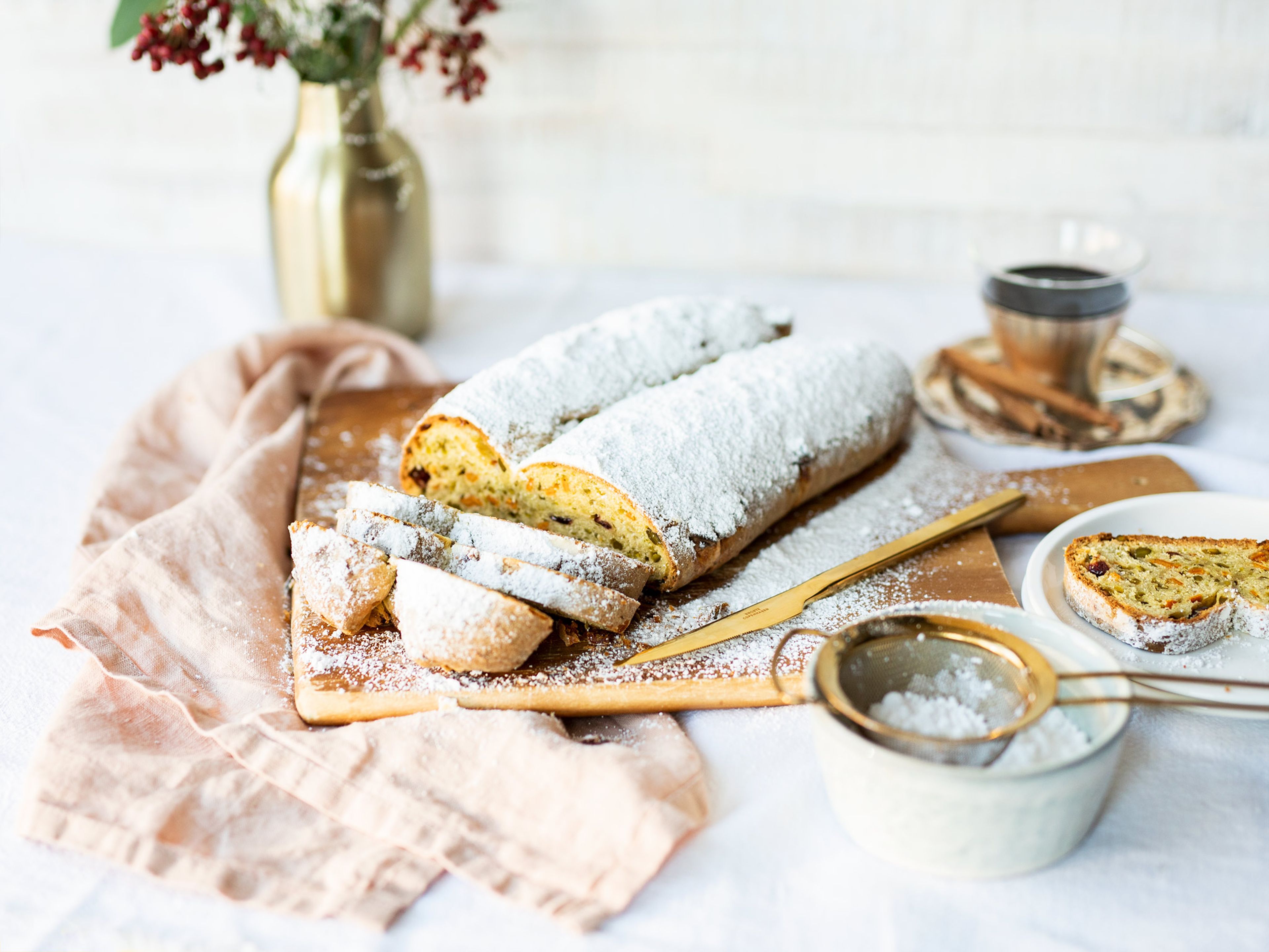 Einfacher Stollen mit weißer Schokolade, Pistazien und kandierten Mandarinen