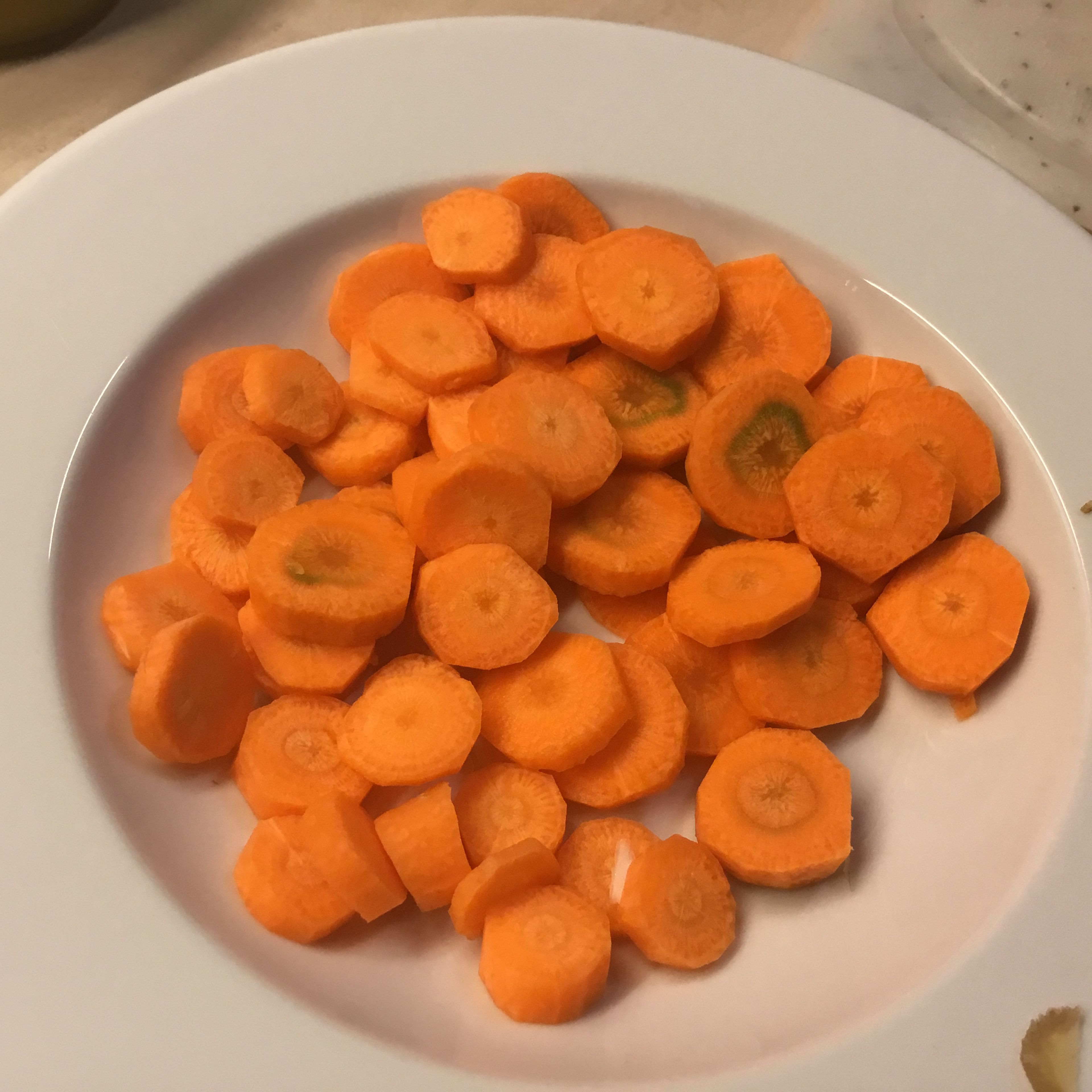 Karotten schälen und in Scheiben schneiden.