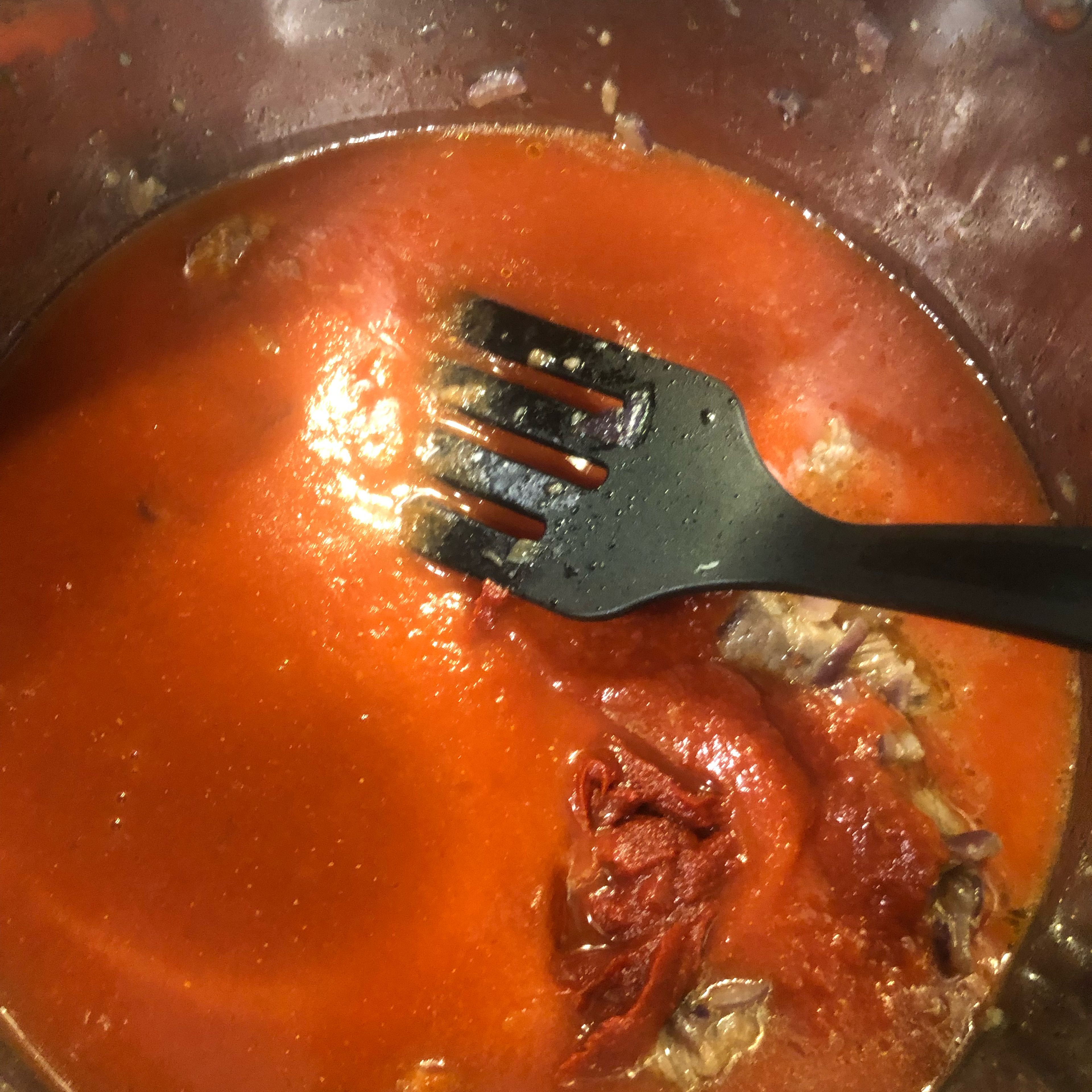 Fleisch scharf in Öl anbraten. Zwiebeln und Knoblauch kurz mit andünsten. Alles mit Passata aufgießen und Tomatenmark hinzufügen!