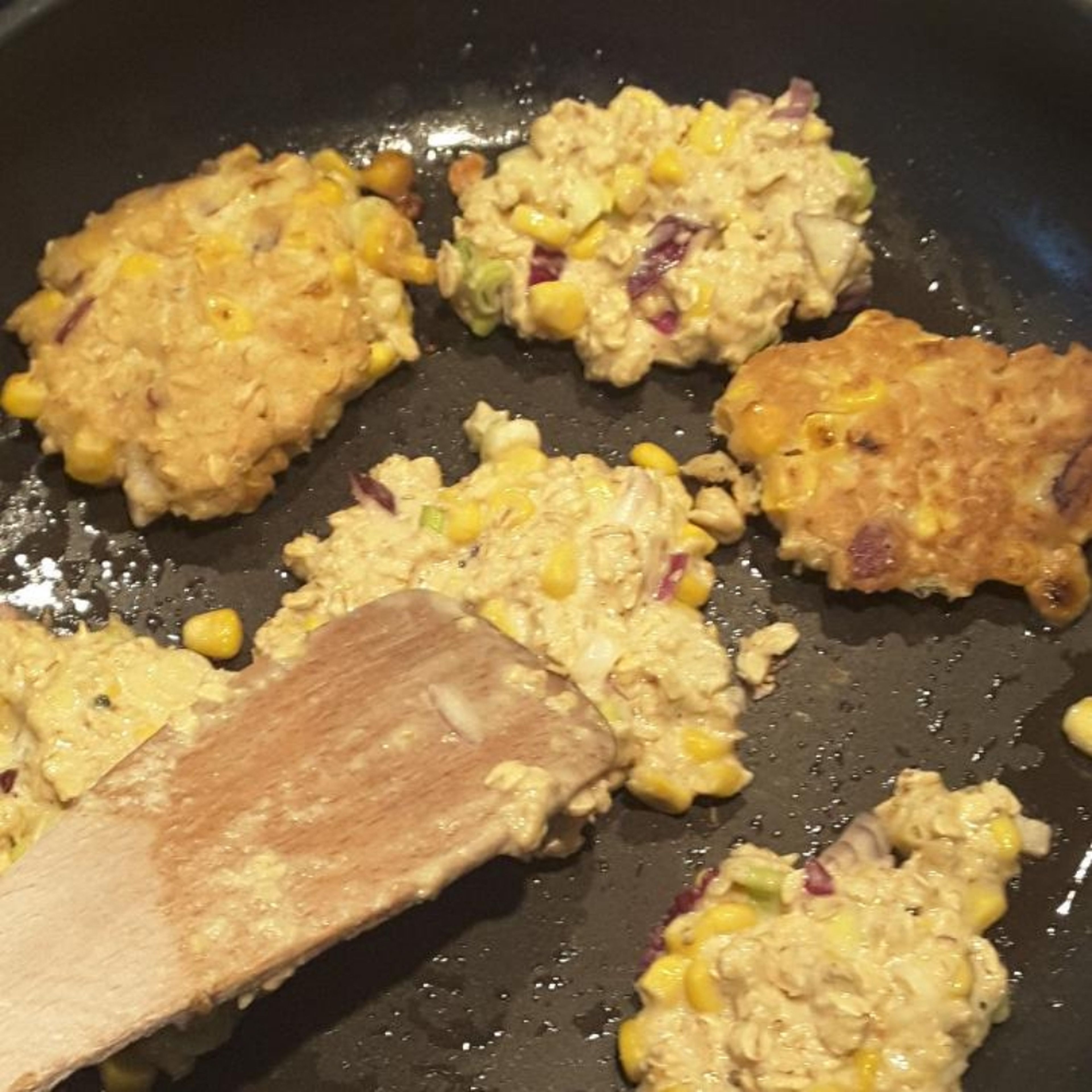 Die Taler mit einem Löffel in die Pfanne geben und goldbraun anbraten lassen.