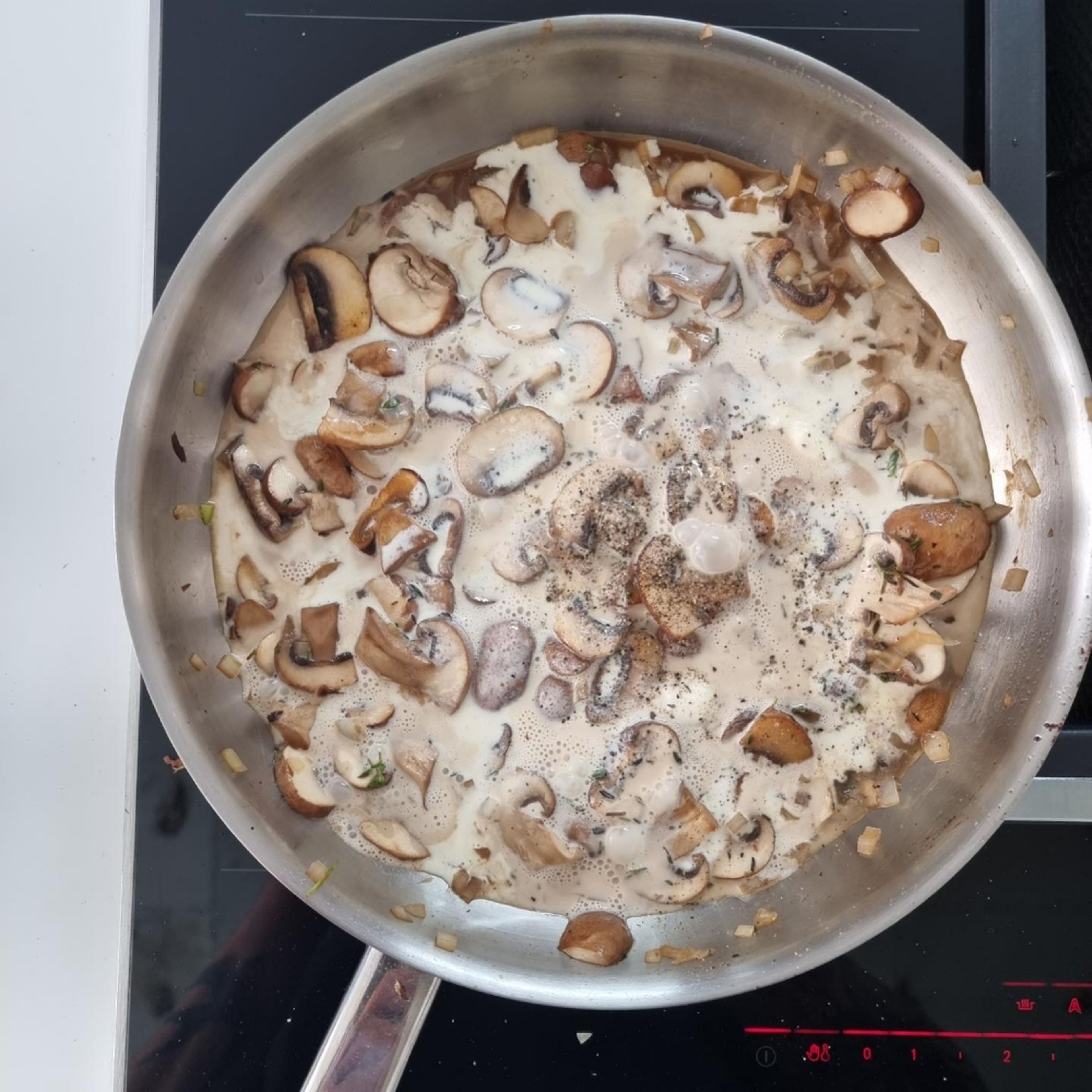 Die Nudeln nach Packungsanweisung kochen. Die Pilze mit Weißwein ablöschen. Nach ca. 3 Minuten die Sahne dazugeben und mit Salz und Pfeffer abschmecken.