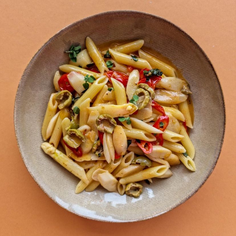 Spicy pasta with white asparagus and olives