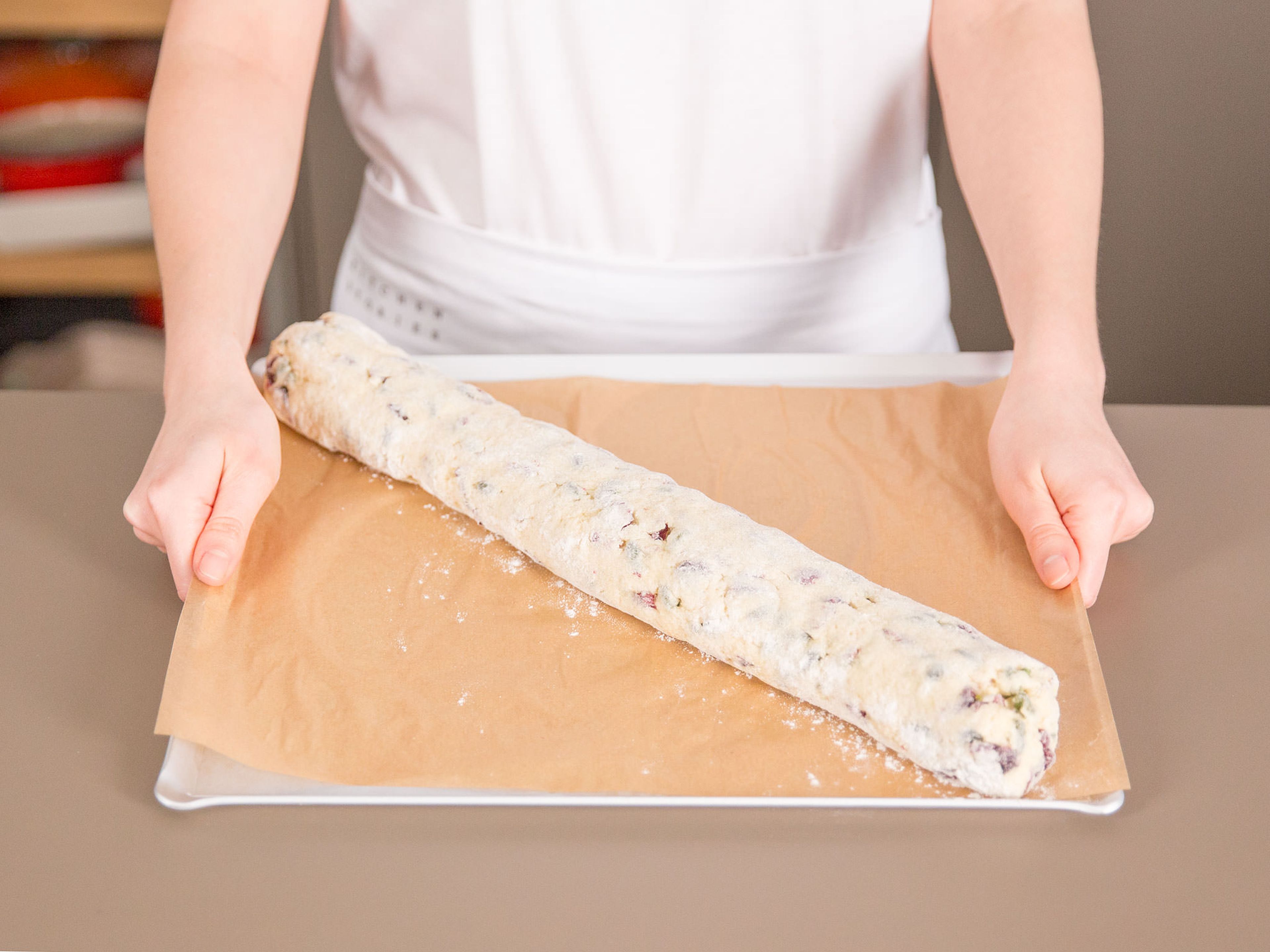 Die Rolle auf ein mit Backpapier ausgelegtes Backblech legen und im vorgeheizten Ofen bei 200°C ca. 20 – 30 Min. golden backen. Anschließend für ca. mindestens 30 Min. auskühlen lassen.
