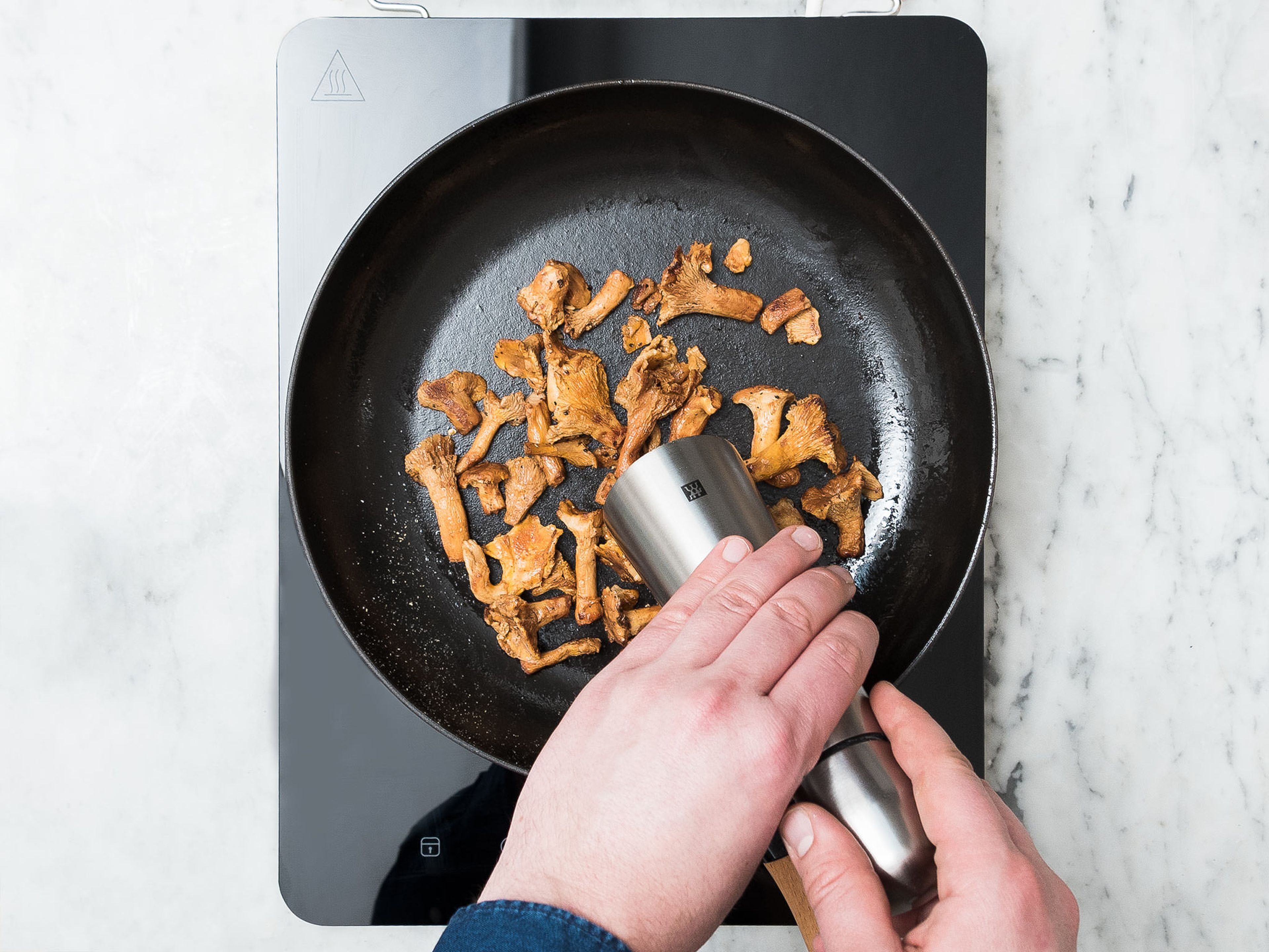 In the same frying pan, heat half the olive oil over medium heat and cook the chanterelle mushrooms, stirring gently, for approx. 1 min. or until al dente. Season with salt and pepper. Set aside.