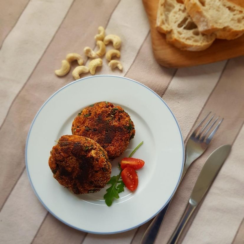 Tomate- Oliven Bratlinge mit Rucola