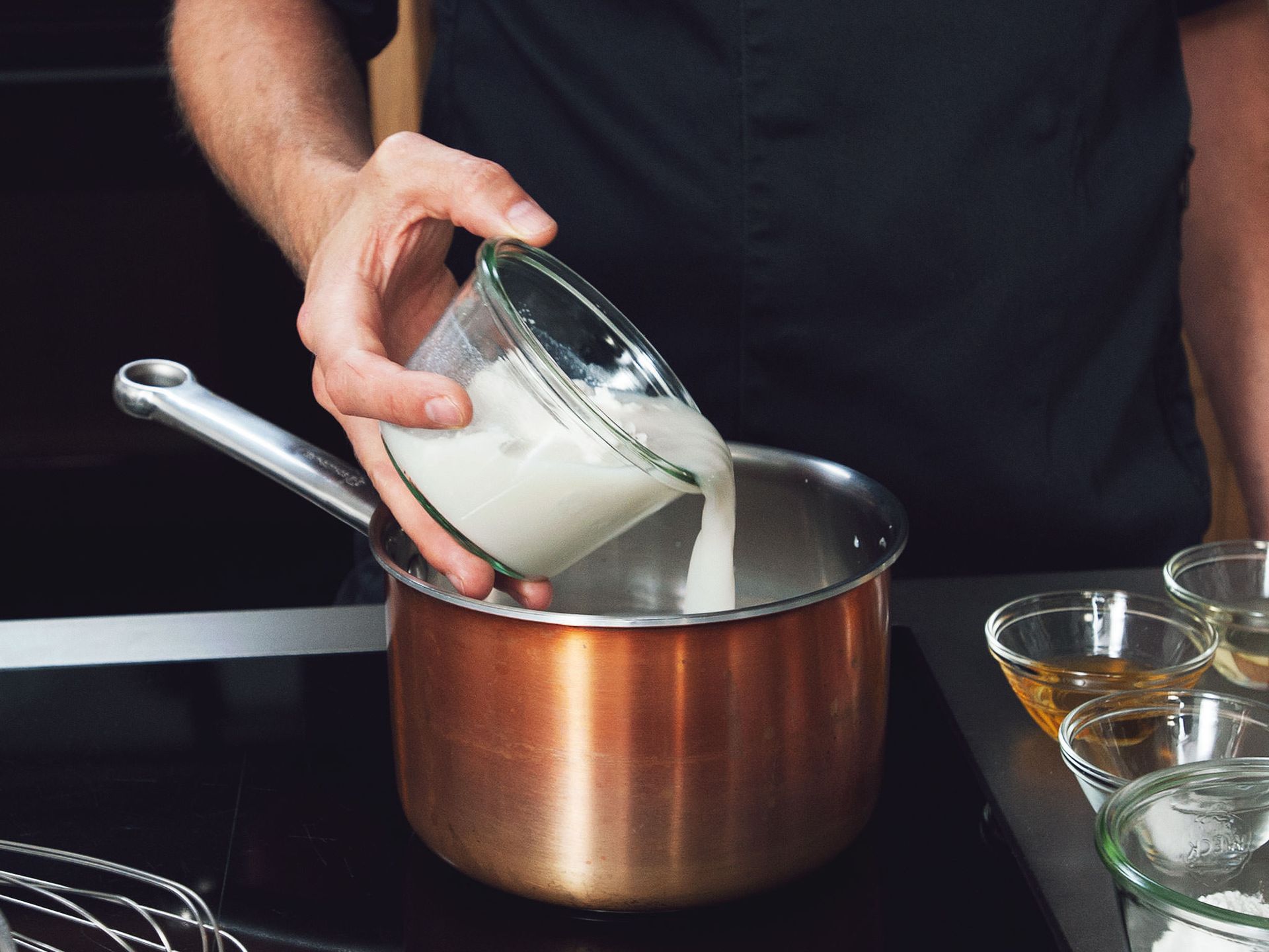 Bayrische Creme mit Himbeersauce | Rezept | Kitchen Stories
