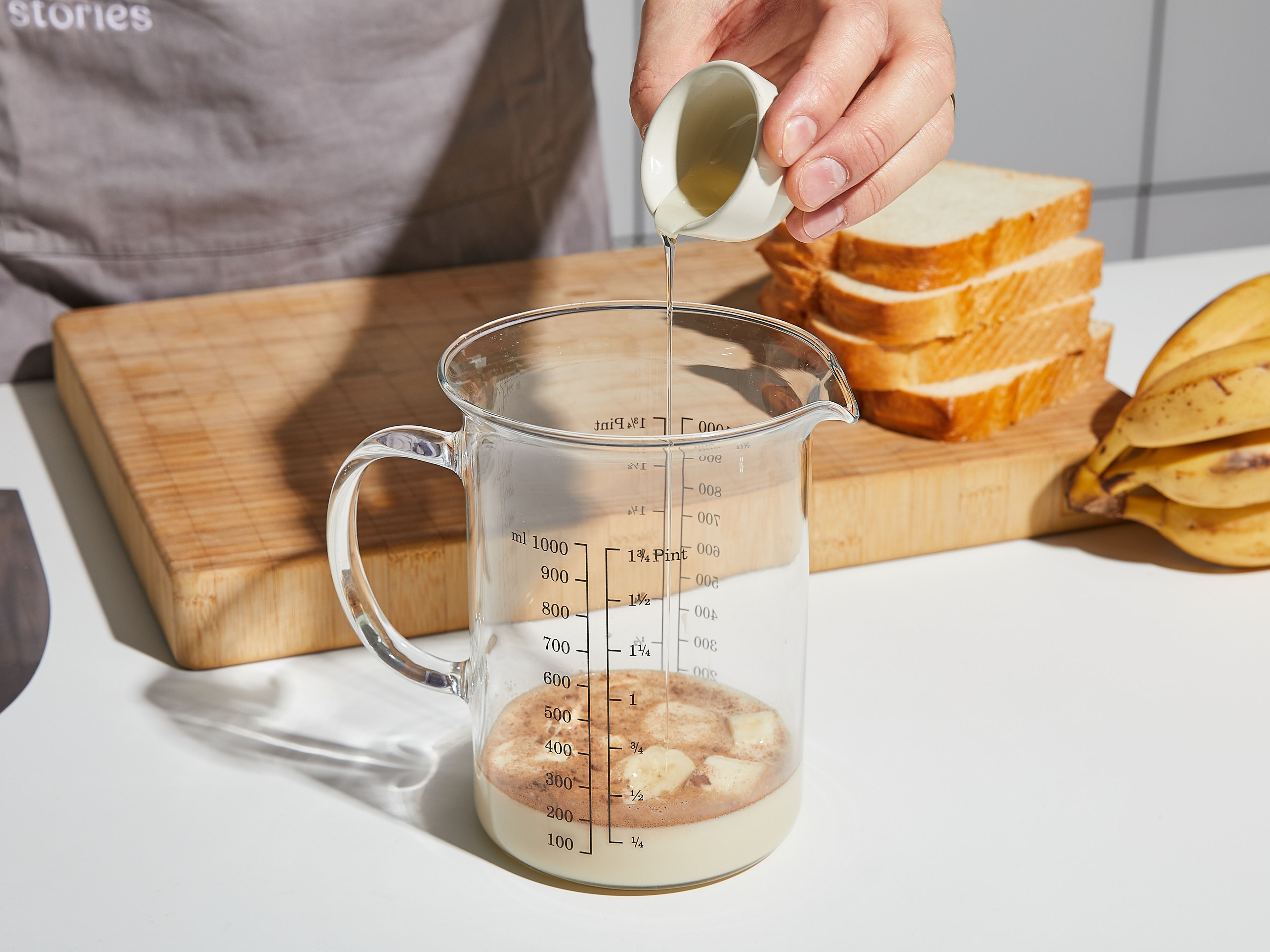 In a measuring cup, combine oat milk, cinnamon, agave nectar and the vanilla extract, if desired. Peel the bananas. Add ⅓ of the bananas to the measuring cup and blend finely using an immersion blender. Pour the banana mixture into a baking dish or deep plate. Cut the remaining bananas in a diagonal angle into 1.5–2 cm thick slices and set aside.