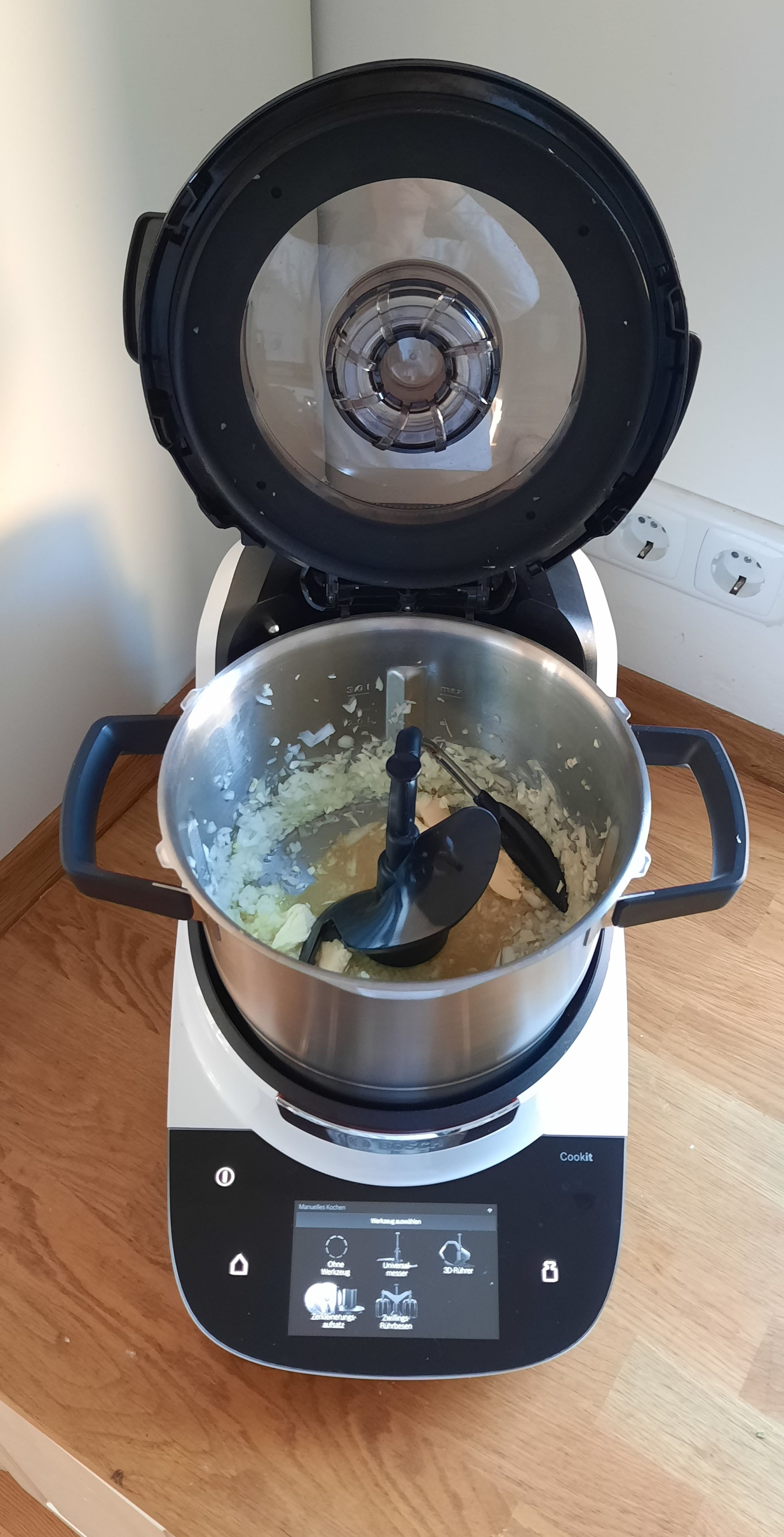 3D-Rührer einsetzen und die Butter einwiegen. Den Deckel schließen und ohne Messbecher anschwitzen (3D-Rührer I Stufe 3 I 120°C I 3 Min.).