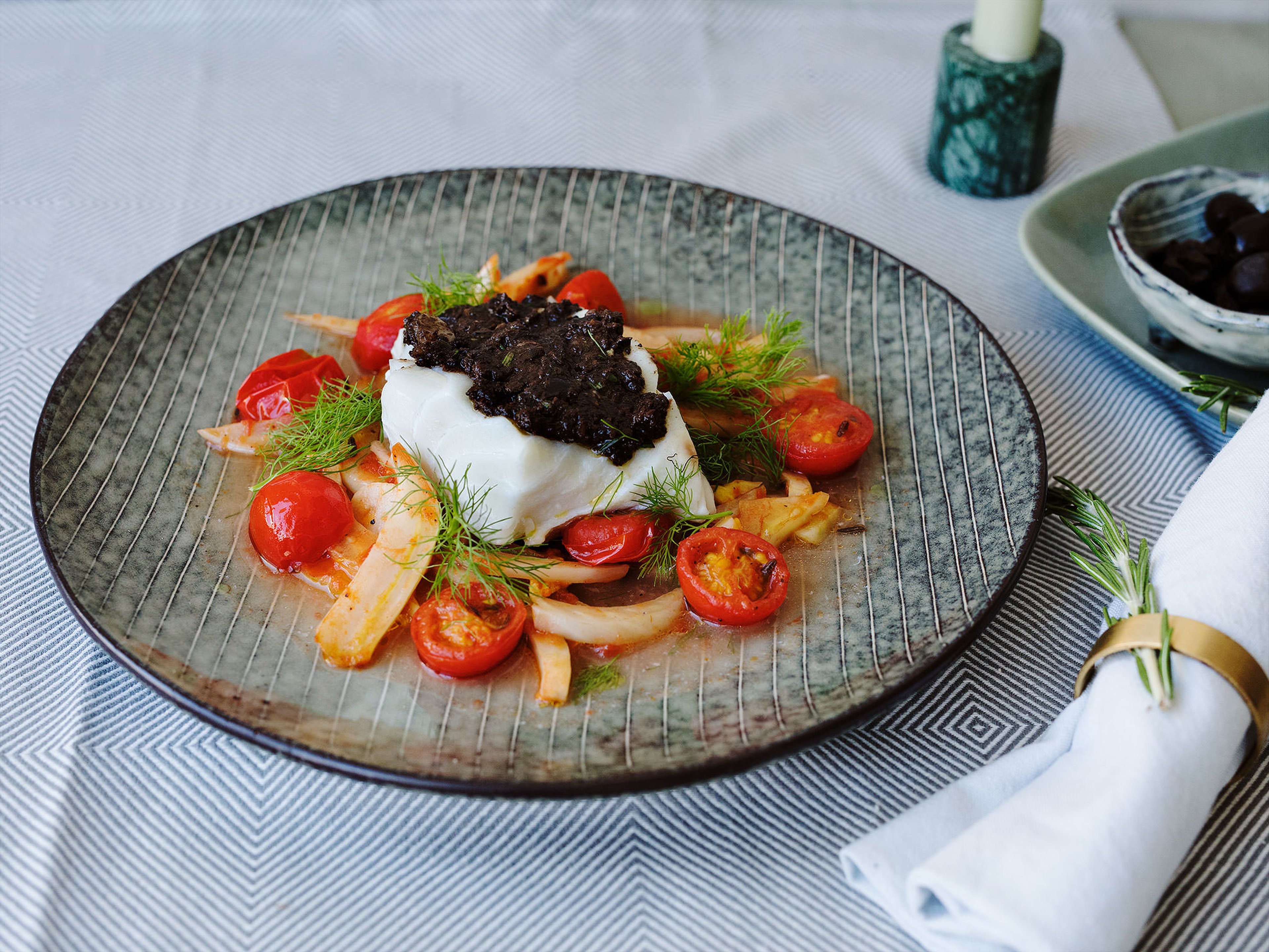 Kabeljau mit Oliventapenade auf Fenchel und Tomate