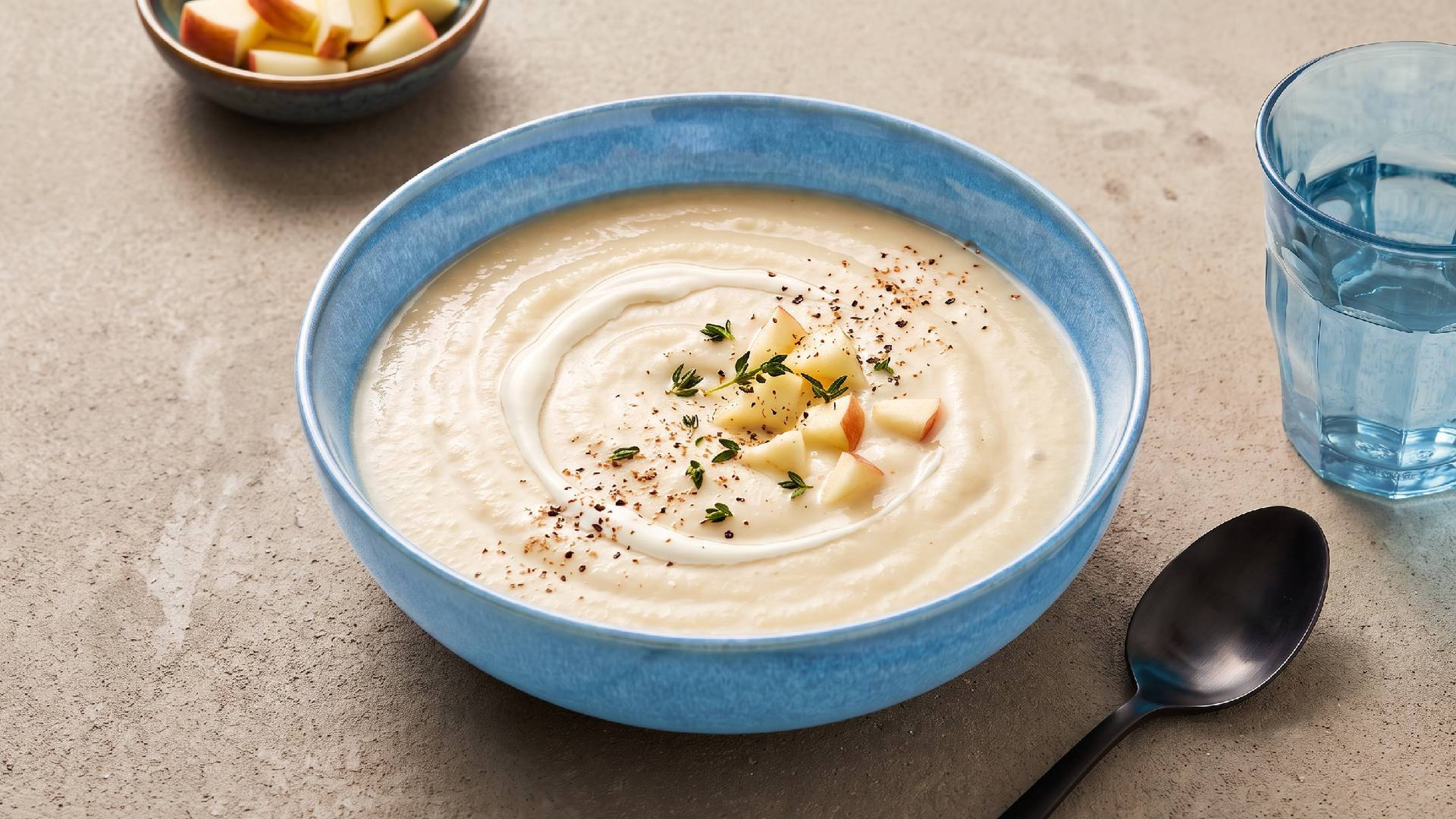 Samtiger Genuss: Apfel-Sellerie-Suppe mit frischem Thymian