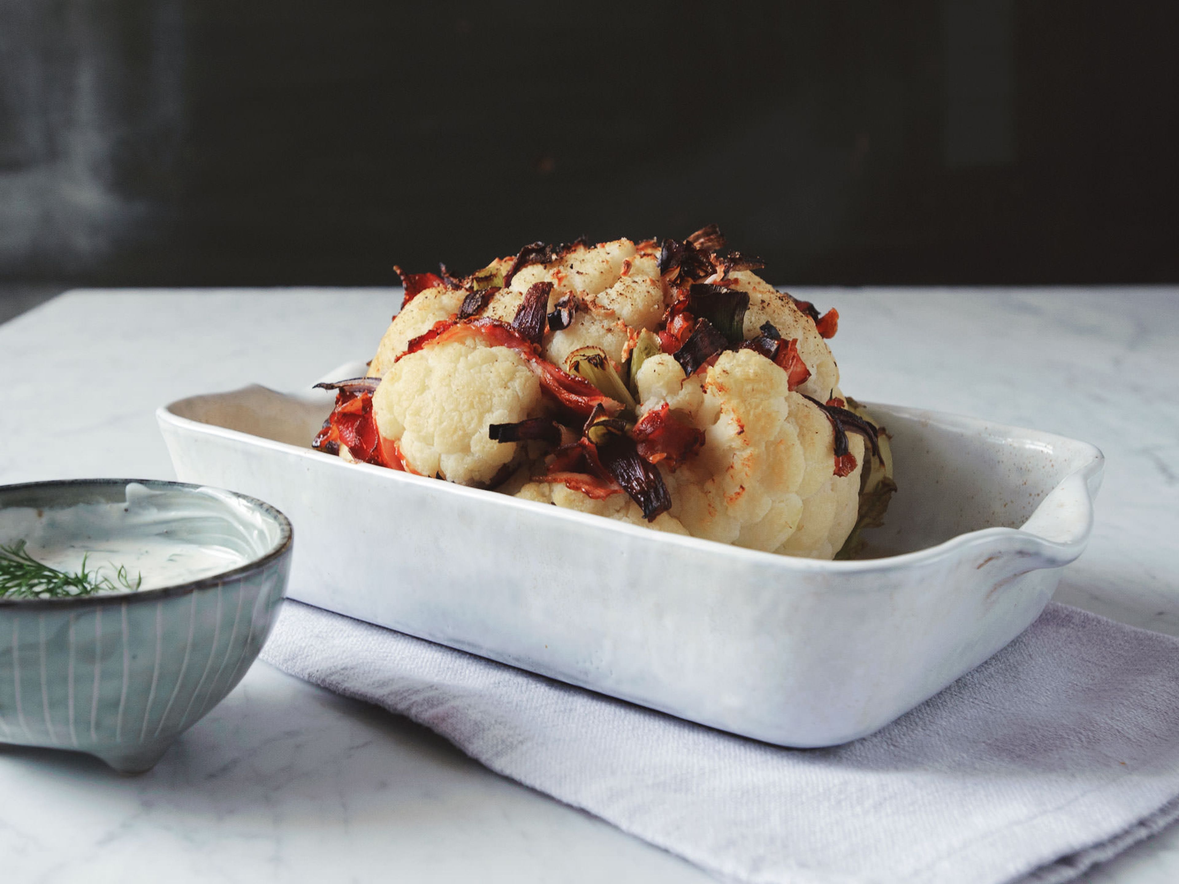 Gespickter Blumenkohl mit Joghurt-Dip