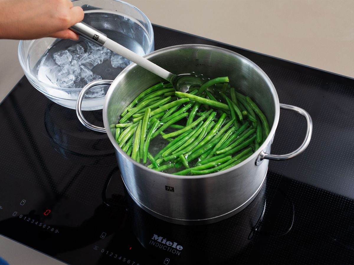 Marinierte grüne Bohnen mit Bohnenkraut und Zwiebeln | Rezept | Kitchen ...