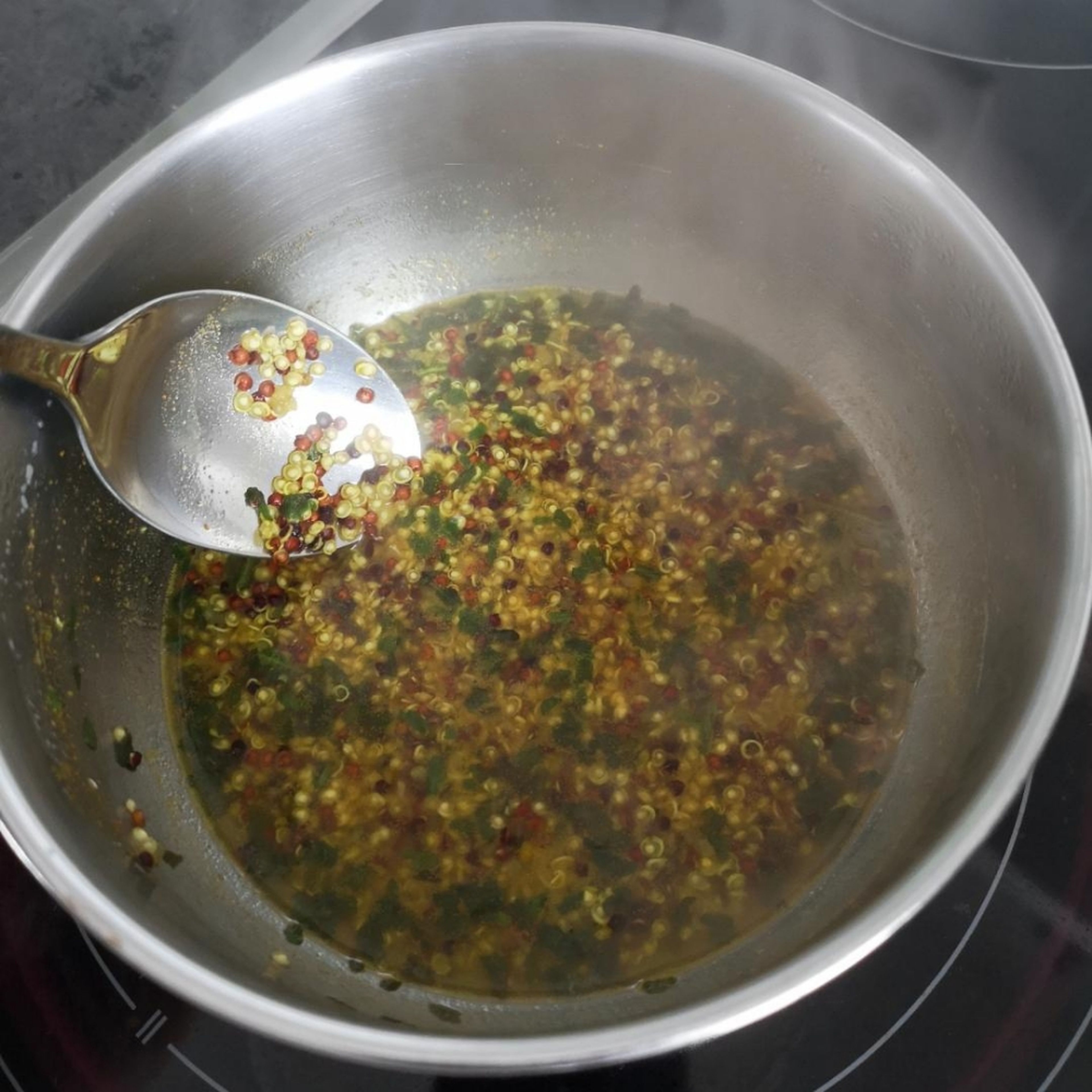Quinoa nach Anleitung mit Wasser kochen. Hühnerbrühe, Kurkuma und Bärlauch nach Geschmack hinzufügen - etwa 20 min mit gelegentlichem umrühren köcheln lassen.