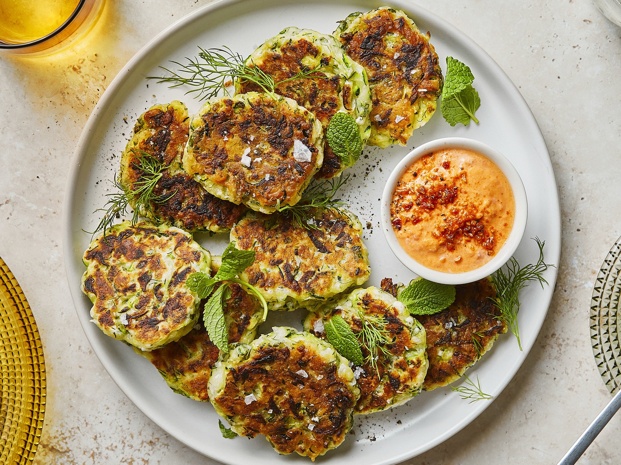 Zucchini-Fritters nach griechischer Art mit Käse und Kräutern | Rezept ...