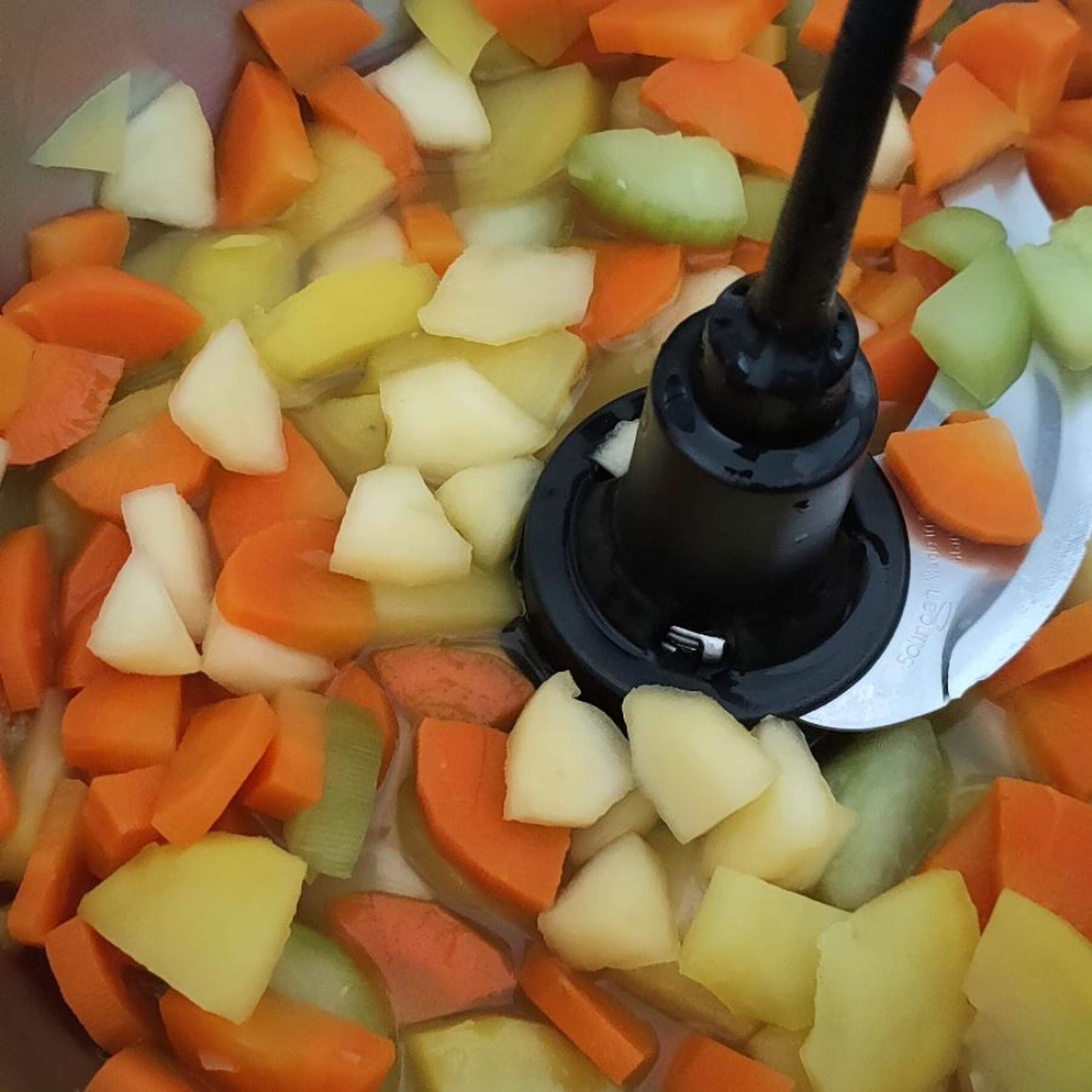 Äpfel in 1 cm dicke Scheiben schneiden und ebenfalls in den Cookit geben. Deckel ohne Messbecher schließen und mitkochen (Universalmesser | Stufe 3 | 98°C | 5 Min.).