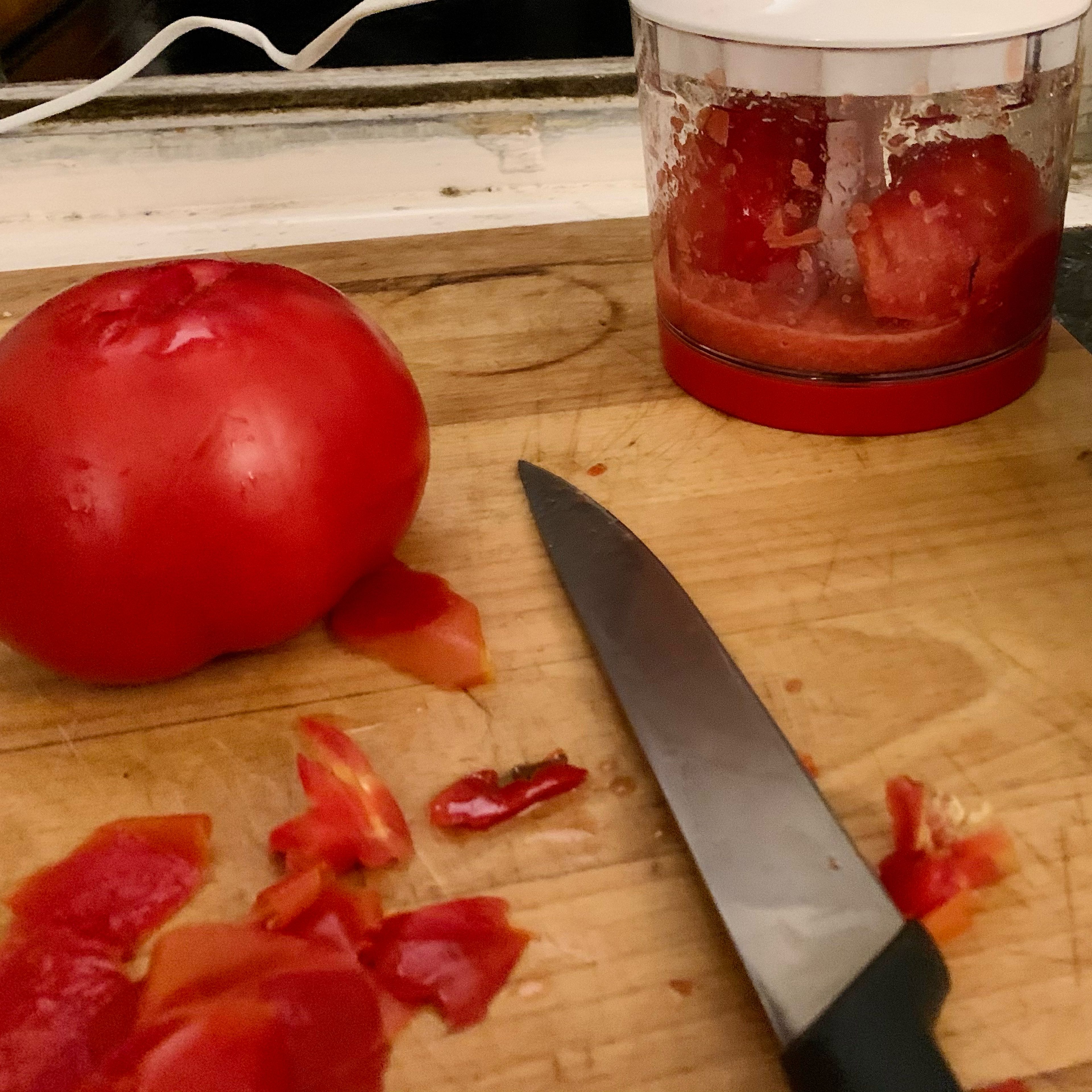 Ich mixe gern die ganze Tomate, damit ich nicht so viel Flüssigkeit aus ihrem Inneren verliere, aber es ist auch okay, wenn du sie vorher klein schneidest.