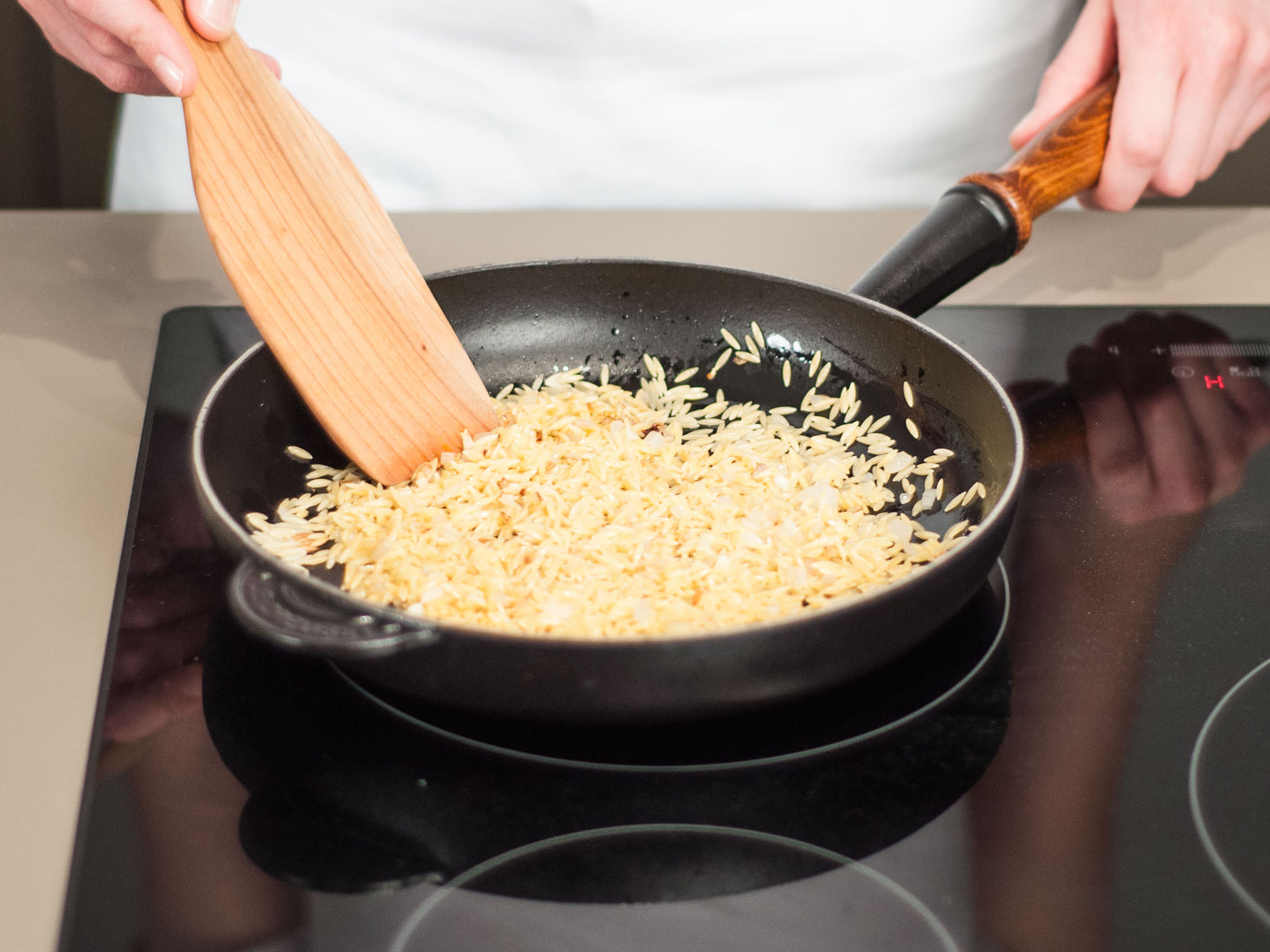 In a frying pan, sauté garlic and orzo in some vegetable oil over medium heat for approx. 3 – 5 min. Season with salt and pepper.