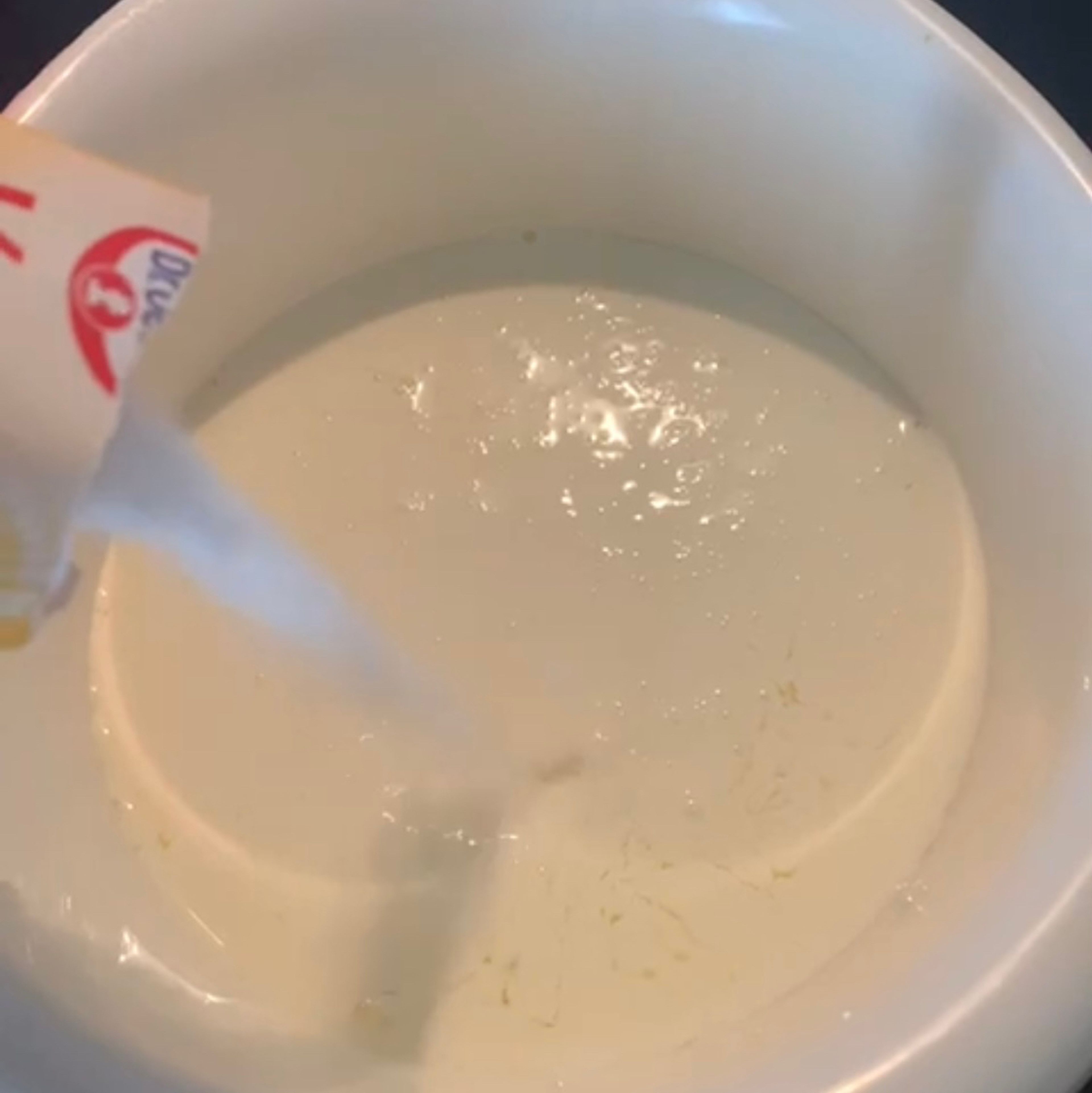 den Vanillezucker zum eiweiß und zur sahne geben und mit einem handrührgerät aufschlagen