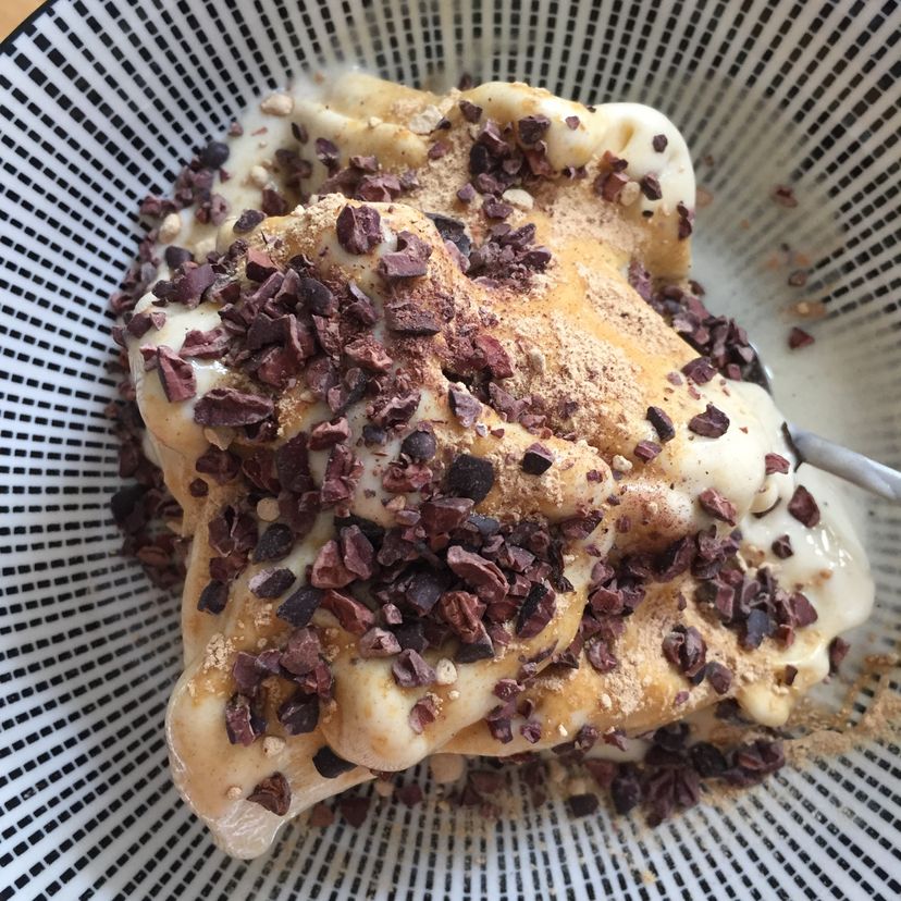 Nice Cream mit Maca und Kakaonibs