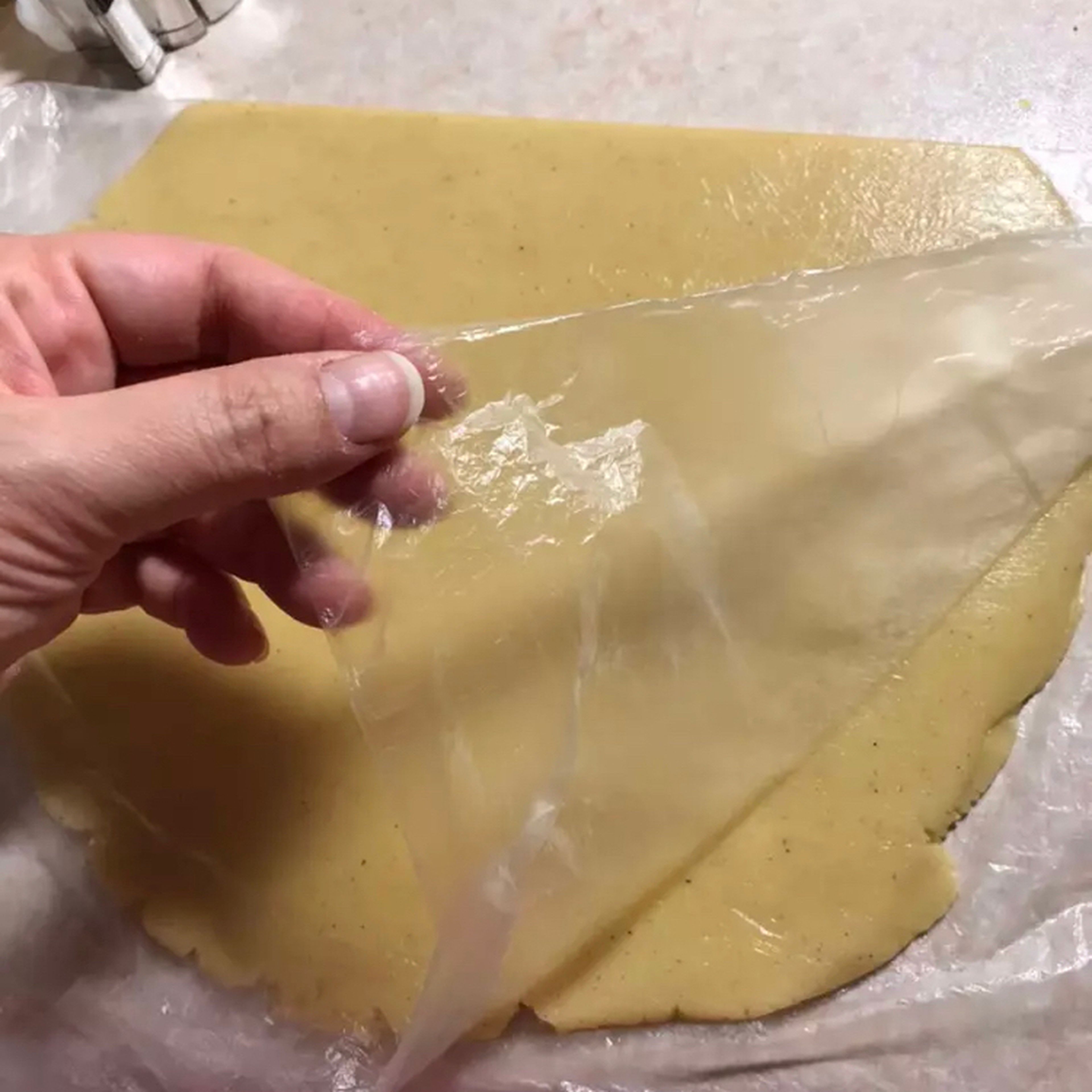 Place a part of the dough between two layers of plastic bag and open with a rolling pin to a thickness of 3 mm.