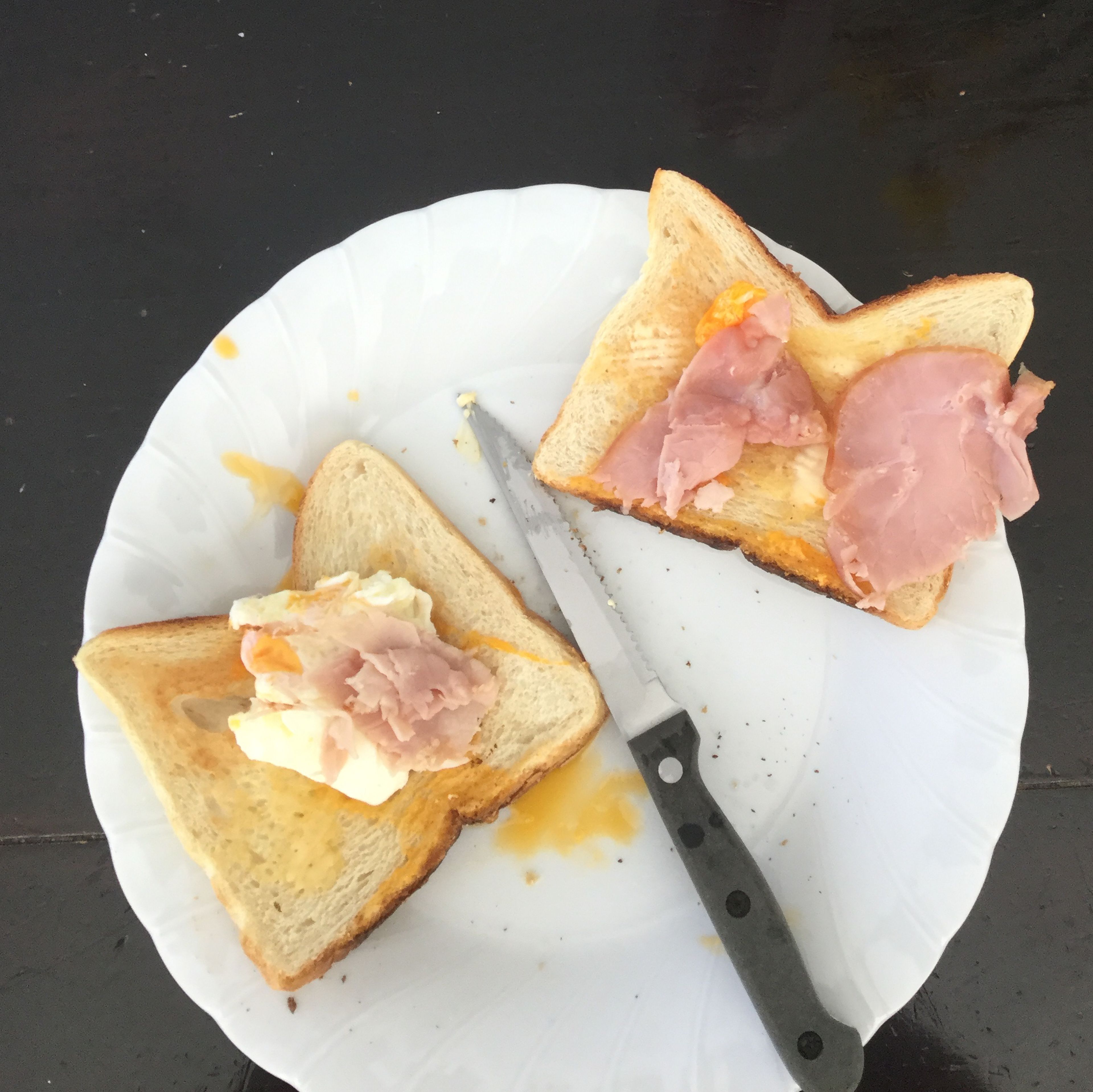 Yumm😋 I love toast in the morning, don’t you! Put your bread in the toaster until your liking. Wack your eggs on the stove and... boom! There you have it put some ham in the microwave cook until starts to pop! Then put it all together and yay a beautiful breakfast