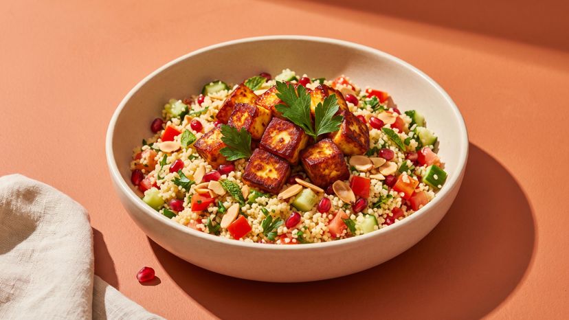 Dein neuer Sommersalat: Couscous-Salat mit knusprigem Halloumi und frischem Granatapfel