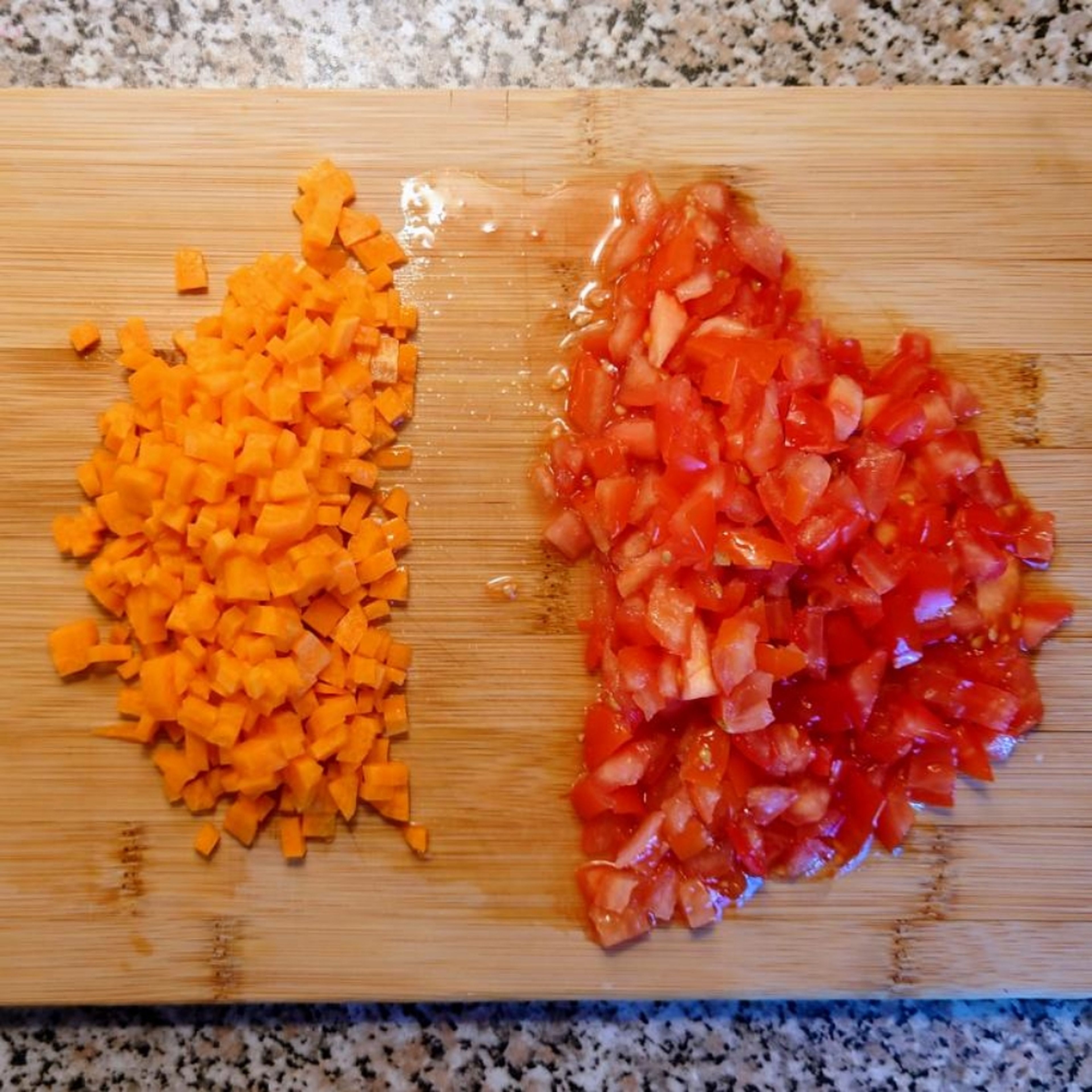Die 2 Tomaten in grobe Würfel schneiden. Die Karotte fein würfeln.