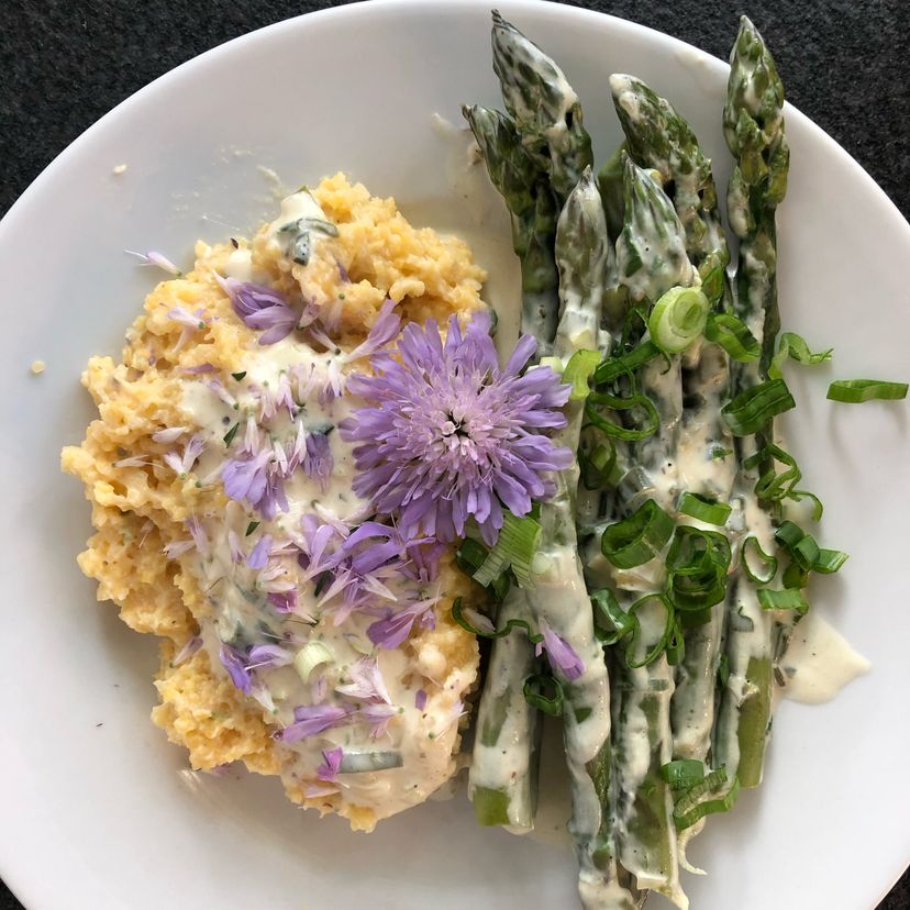 Blütenpolenta mit Spargeln