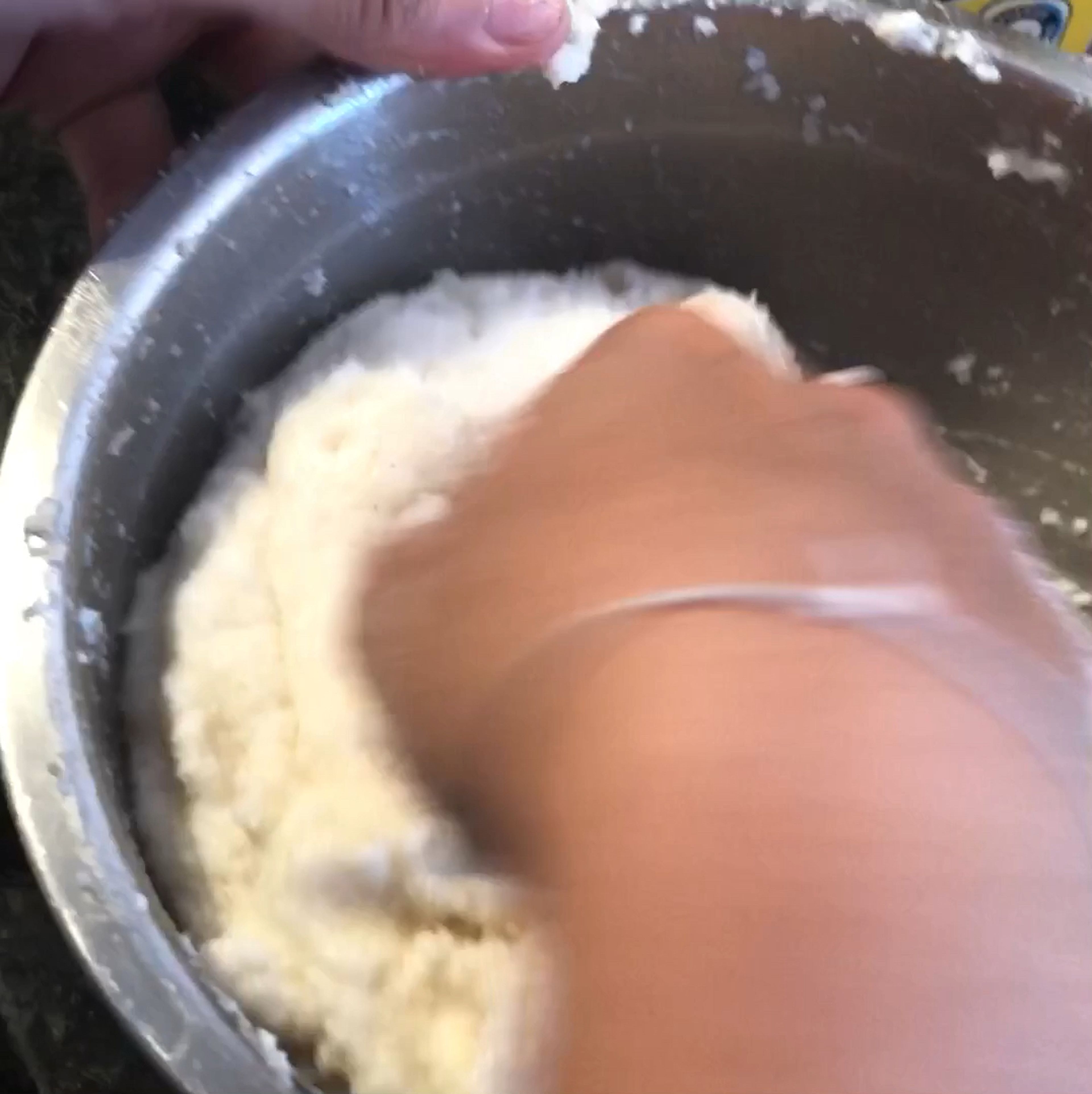 Mix the cornmeal, water and salt. Use your hands like in the video, until the dough is soft... if you feel little balls, keep mixing it and squeeze those balls.