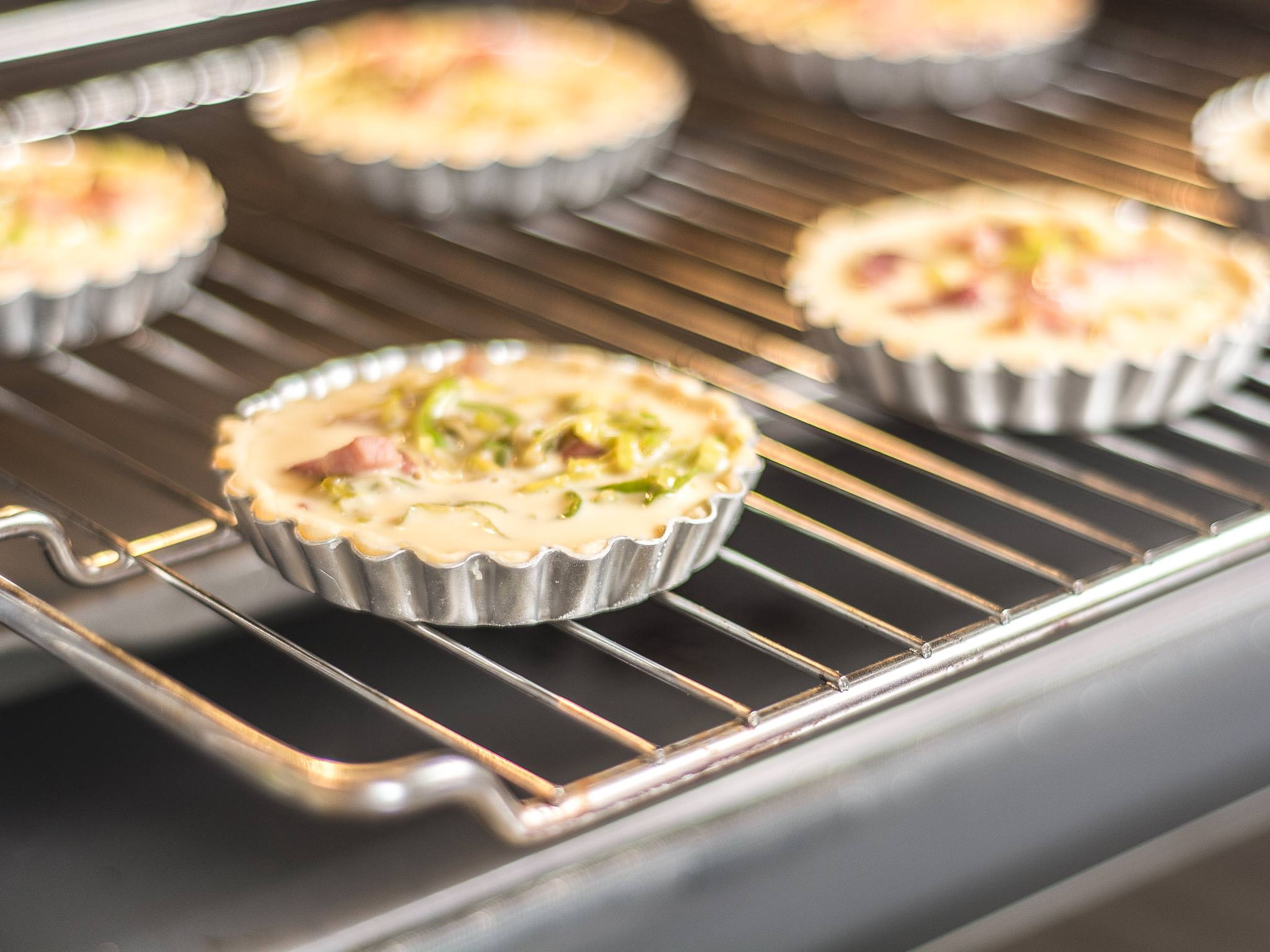 Im vorgeheizten Ofen bei 200°C nochmals für ca. 20 Min. golden backen. Für ca. 5 – 10 Min. erkalten lassen, bevor die Quiches aus der Form genommen und warm serviert werden können.