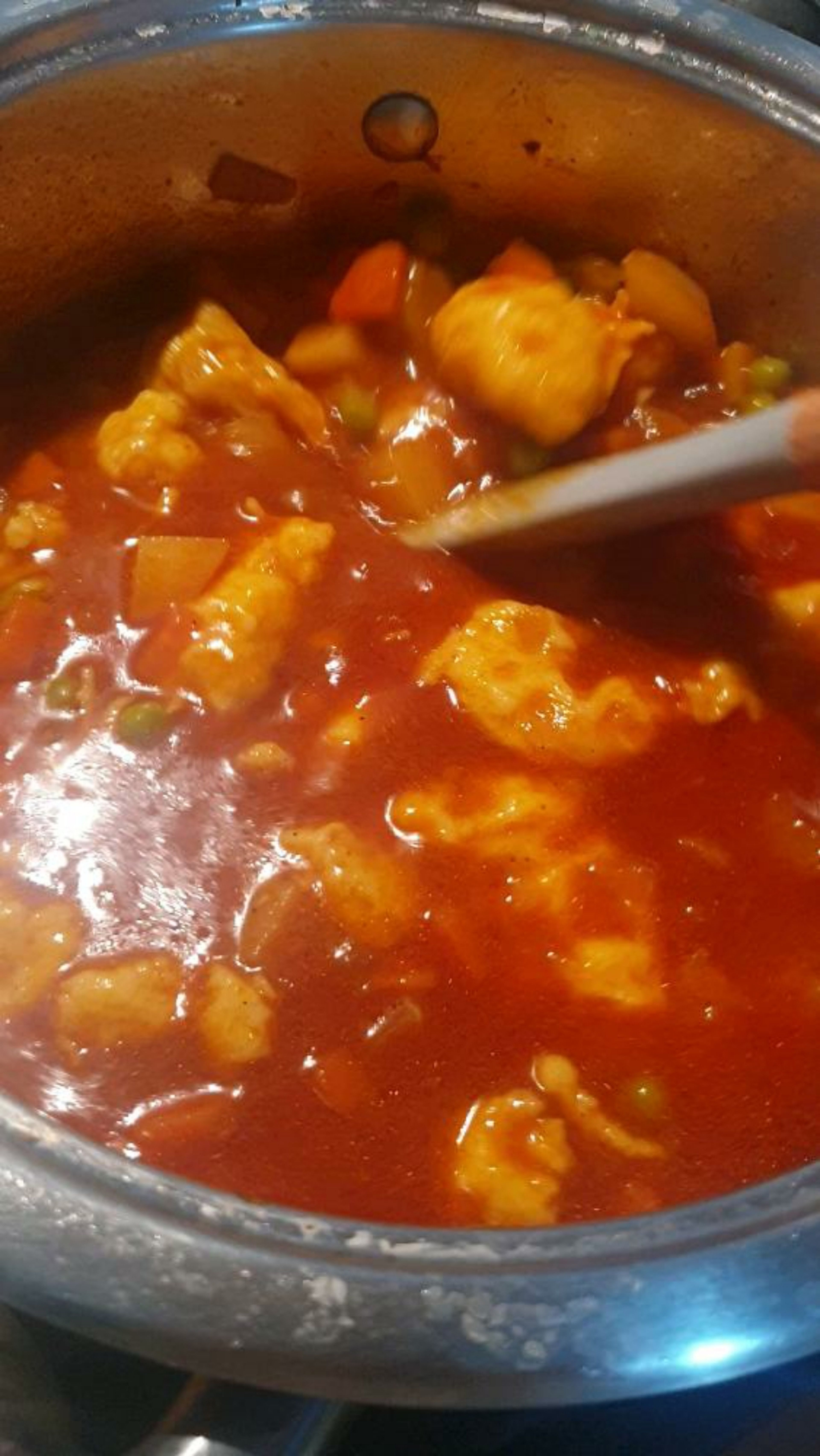 Zum Schluss die Eier mit Mehl mischen und etwas Milch hinzufügen um einen dickflüßigen Teig zu erhalten. Mit einem Löffel kleine Portionen aus dieser Masse heraus nehmen und in den Topf legen. Wenn die Nockerl gewachsen sind (ca. 5-7 Minuten im Topf) ist das Gericht fertig. Bevor der Herd abgedreht wird kann noch ein mal abgeschmeckt werden. Guten Appetit!