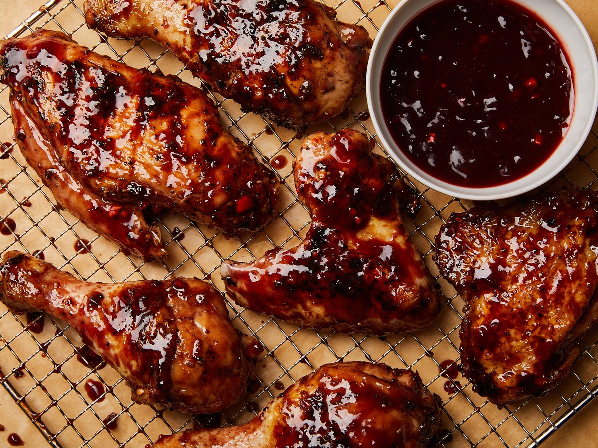 Gegrilltes Hähnchen mit fruchtig-scharfer Glasur | Rezept | Kitchen Stories