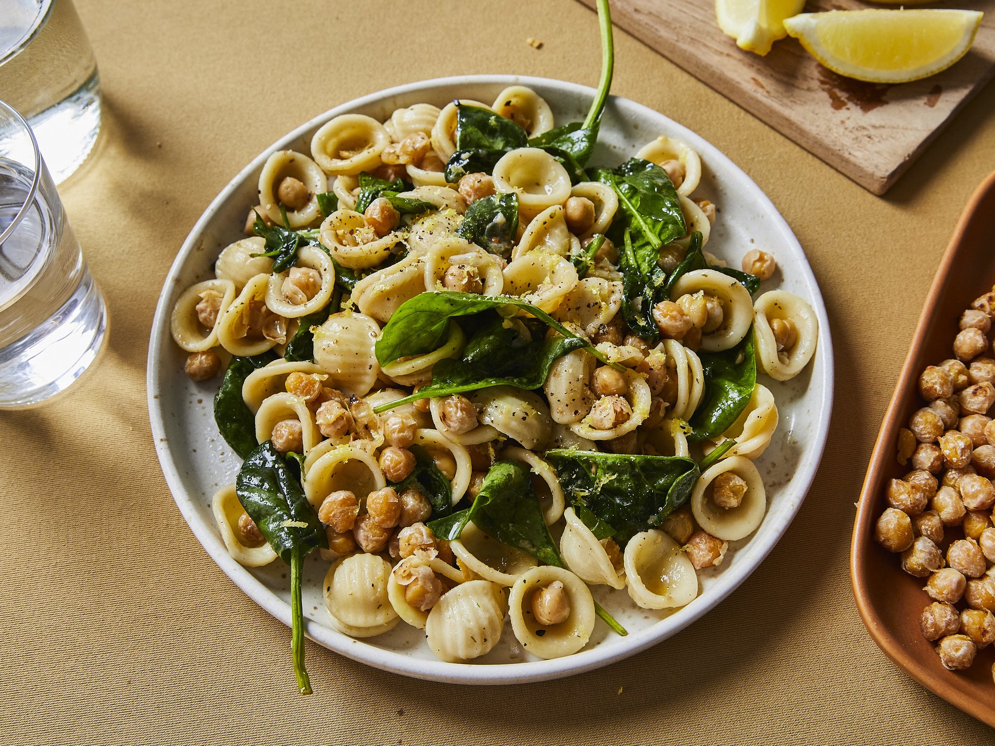 5-Zutaten Pasta mit würzigen Kichererbsen und Zitrone | Rezept ...