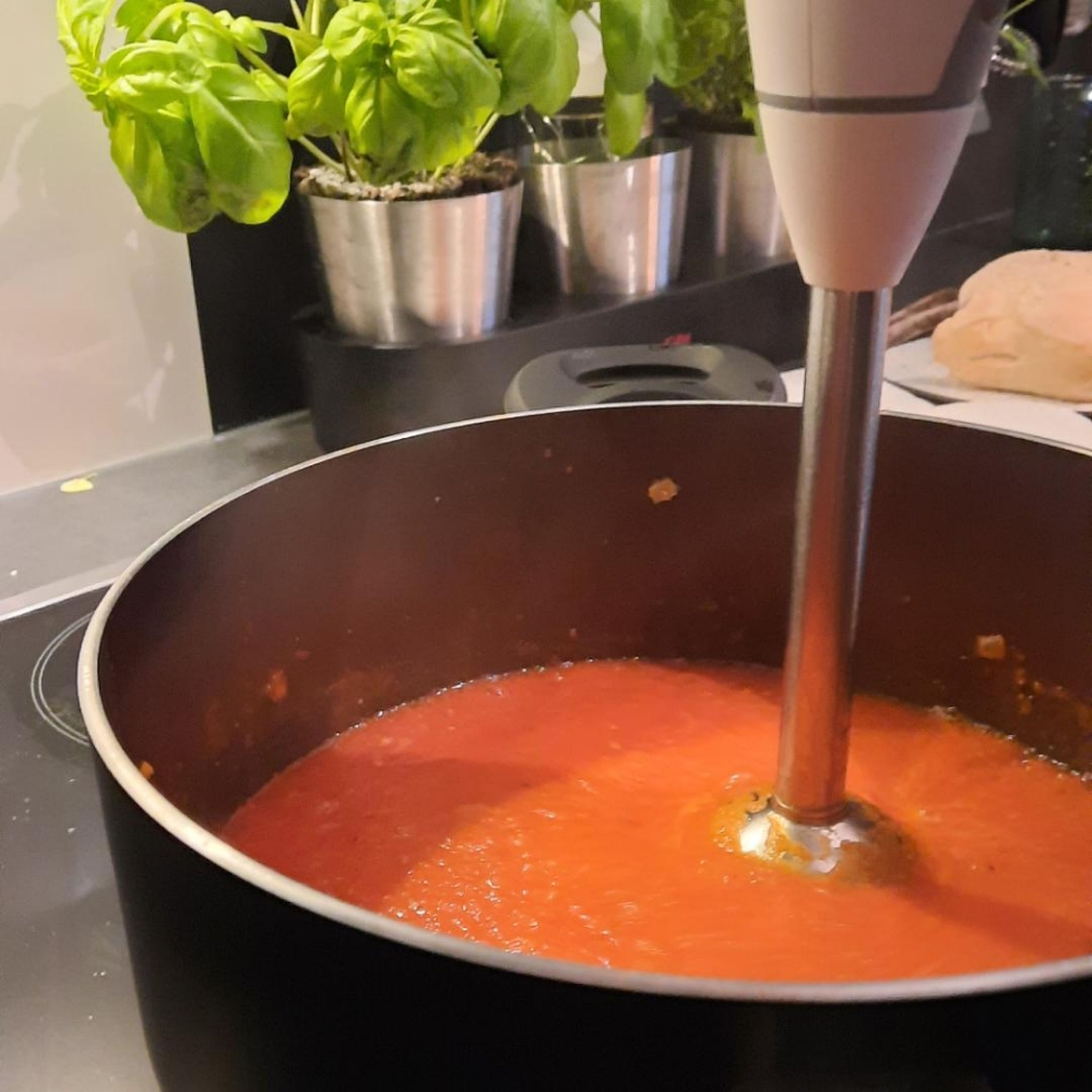 Die Tomaten cremig pürieren. Tomatenmark hinzugeben, mit Salz, Pfeffer und Paprikapulver würzen.